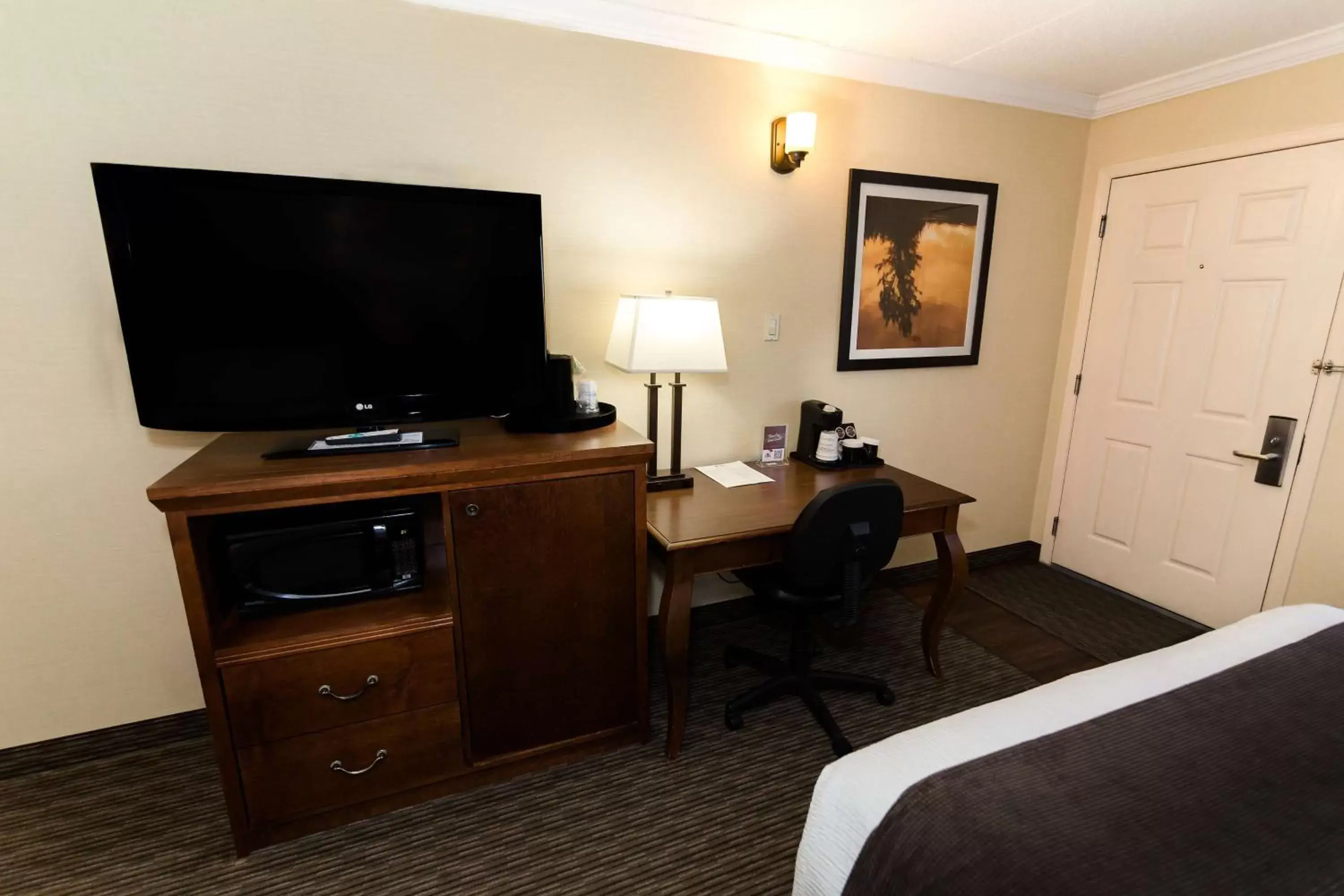 Photo of the whole room, TV/Entertainment Center in Best Western Plus Dryden Hotel and Conference Centre