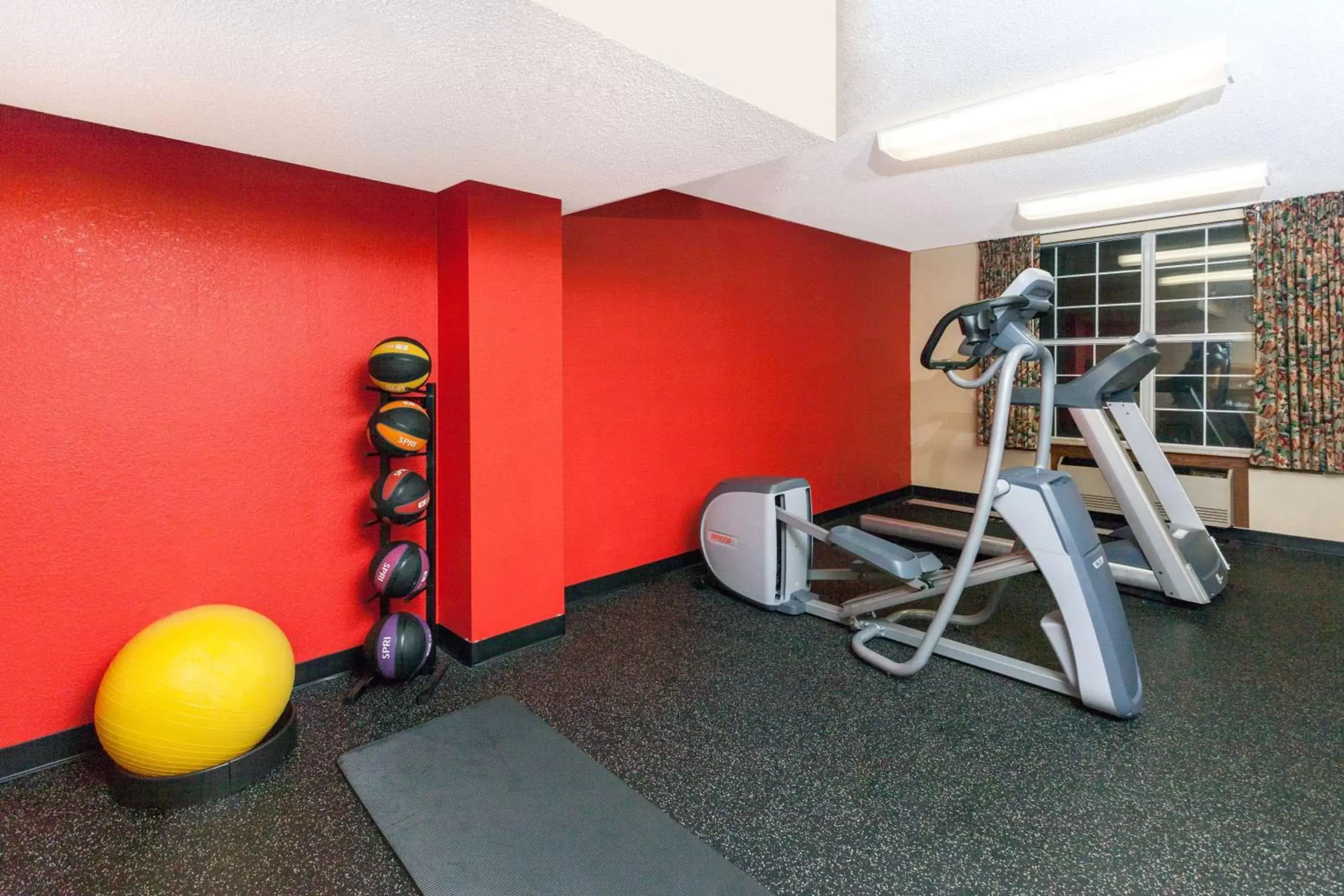 Fitness centre/facilities, Fitness Center/Facilities in Days Inn & Suites by Wyndham Tucker/Northlake