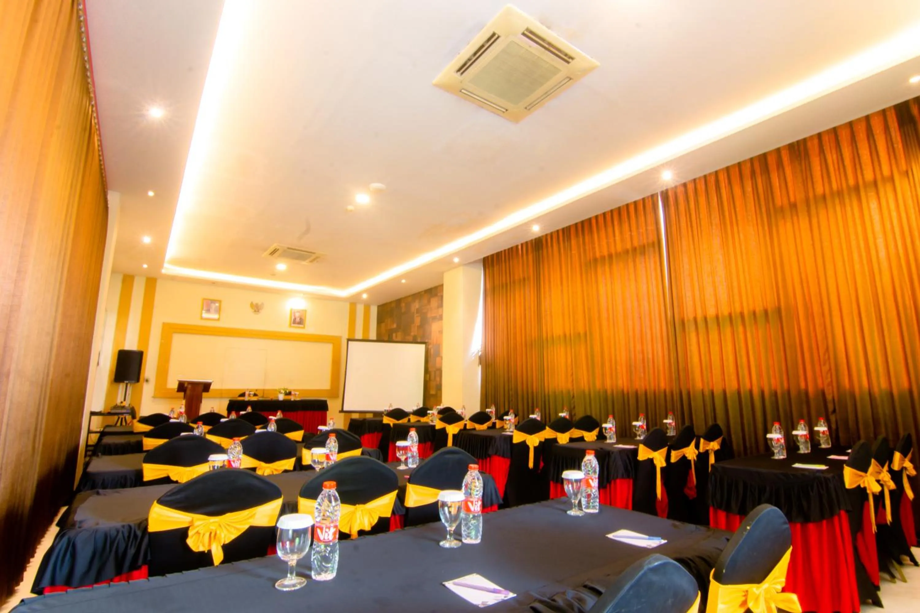 Meeting/conference room in Front One Hotel Purwodadi