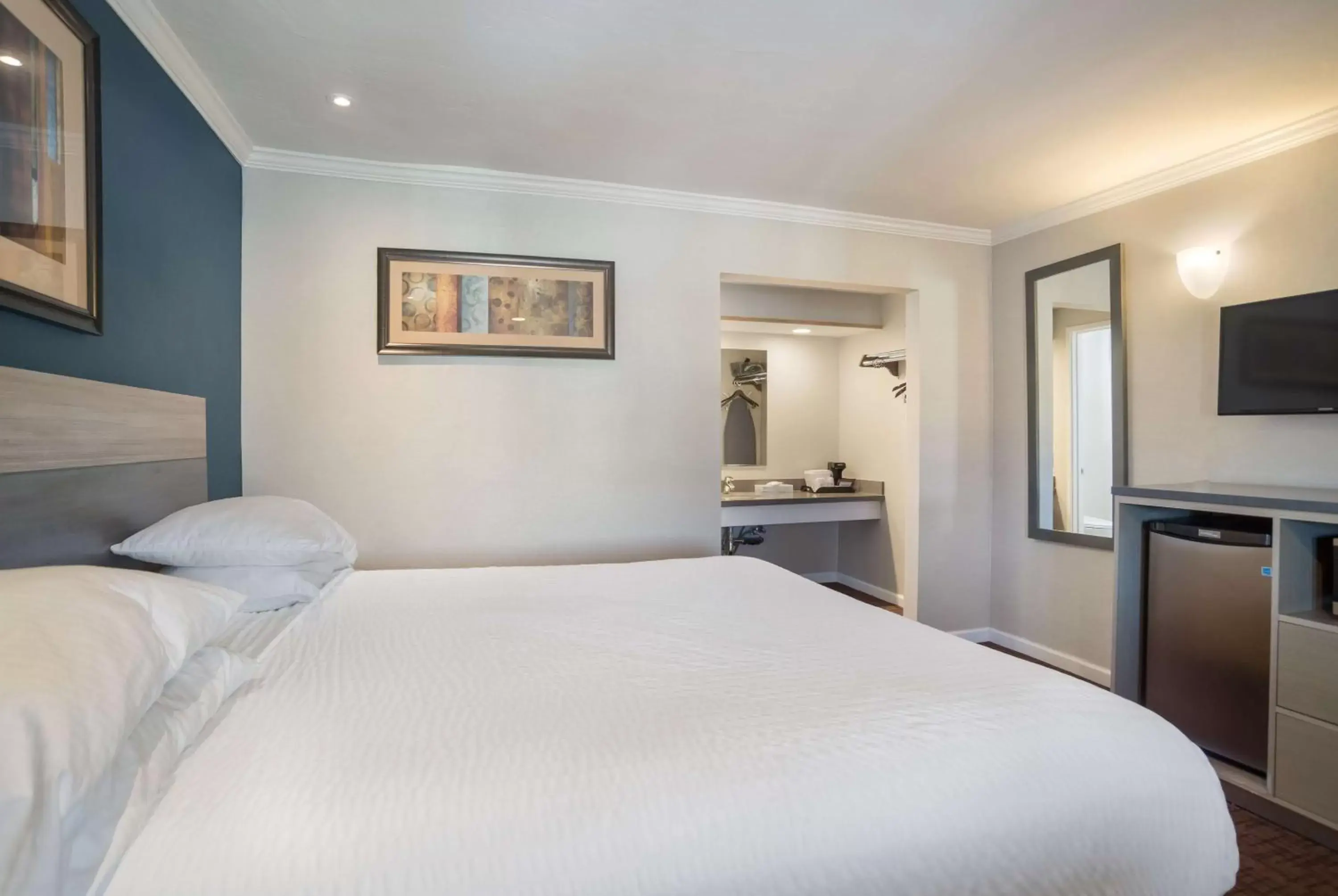 Bedroom, Bed in SureStay Hotel by Best Western San Rafael