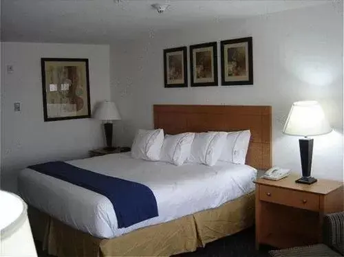 Bed in Holiday Inn Express Hotel & Suites Carlsbad, an IHG Hotel