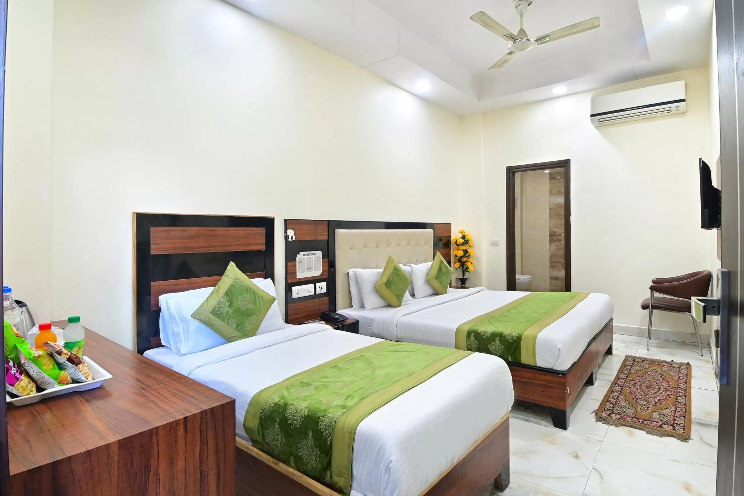 Comfort Triple Room in Hotel Emporio View - New Delhi Railway Station - Paharganj