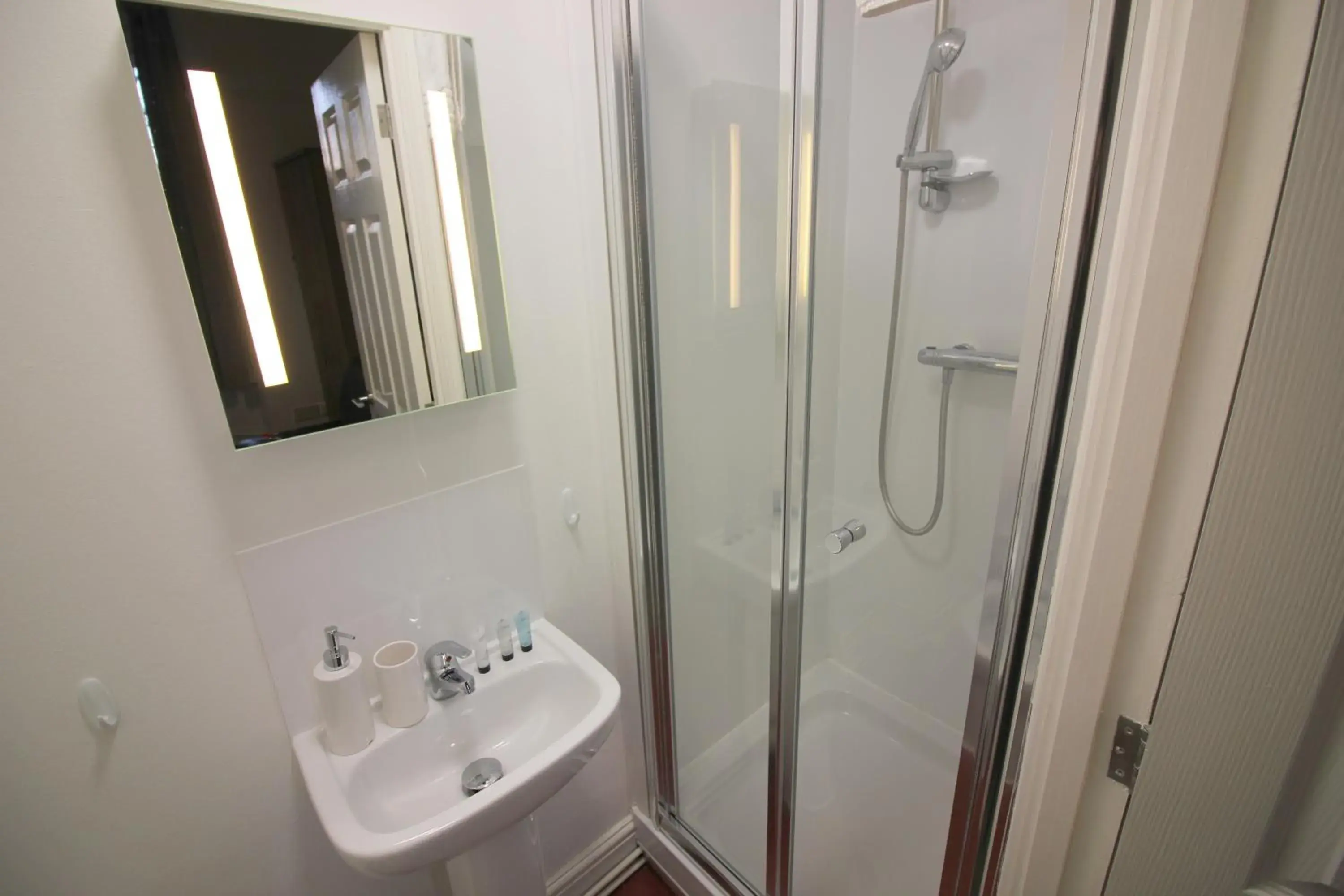 Shower, Bathroom in Cambridge City Rooms by Paymán Club