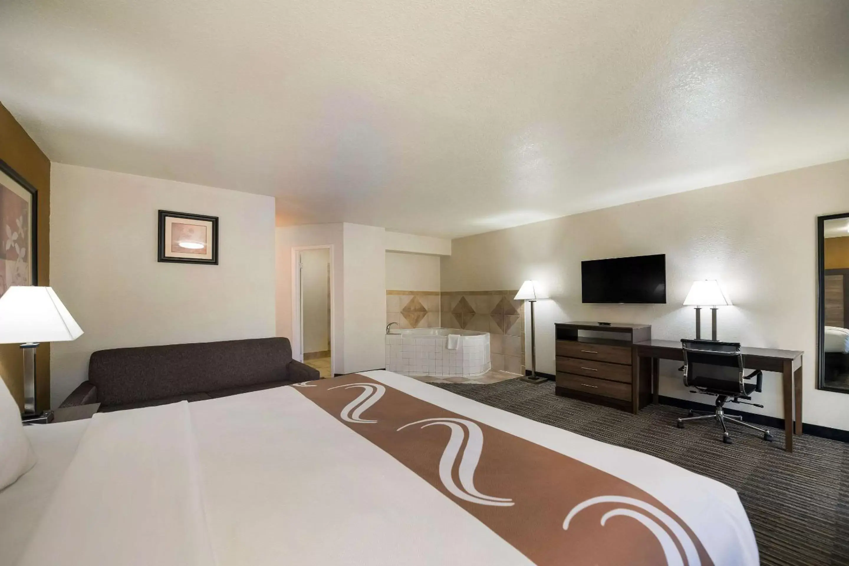 Bedroom, Bed in Quality Inn & Suites Lufkin