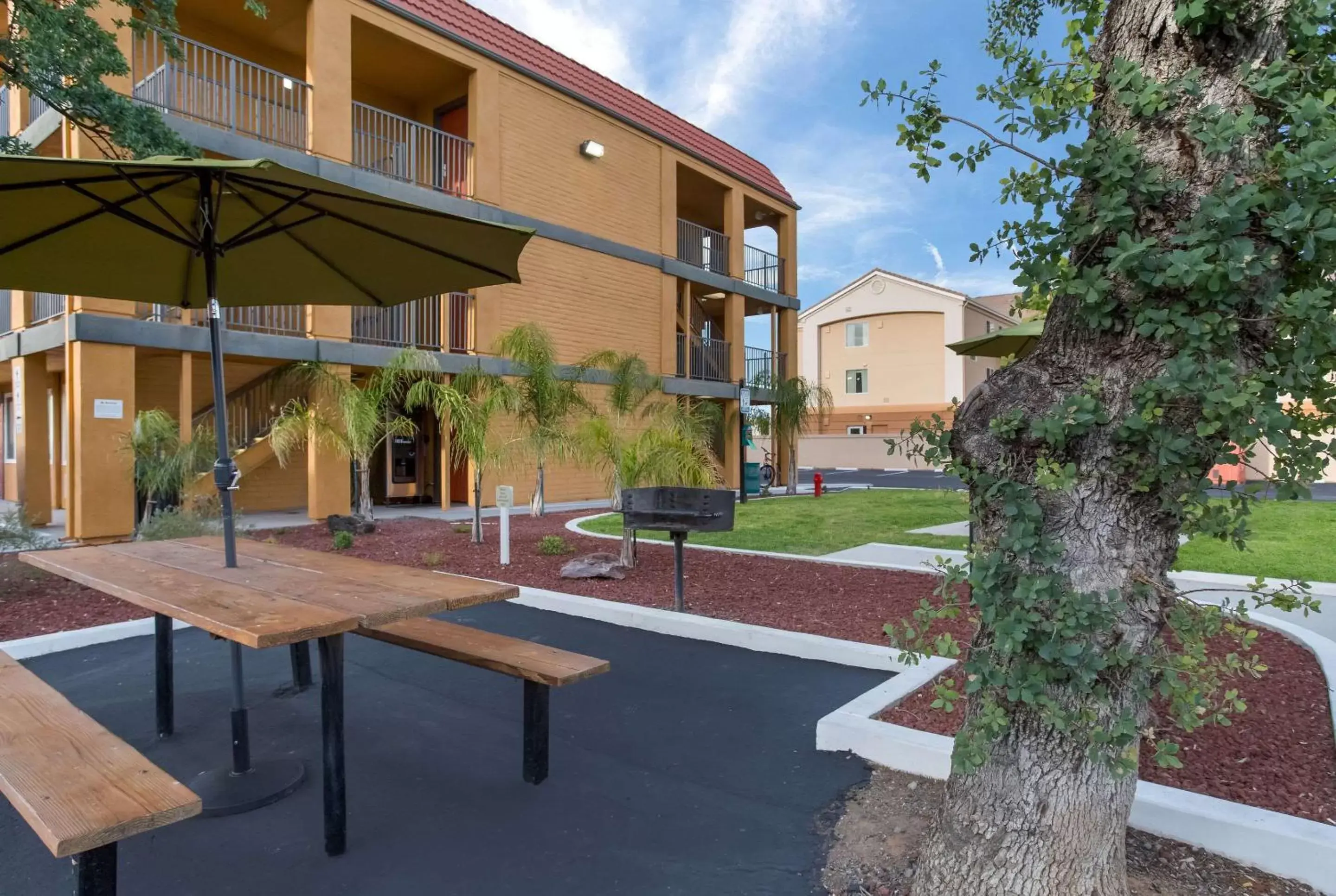 Property building in Quality Inn Redding near I-5 Property building in Quality Inn Redding near I-5