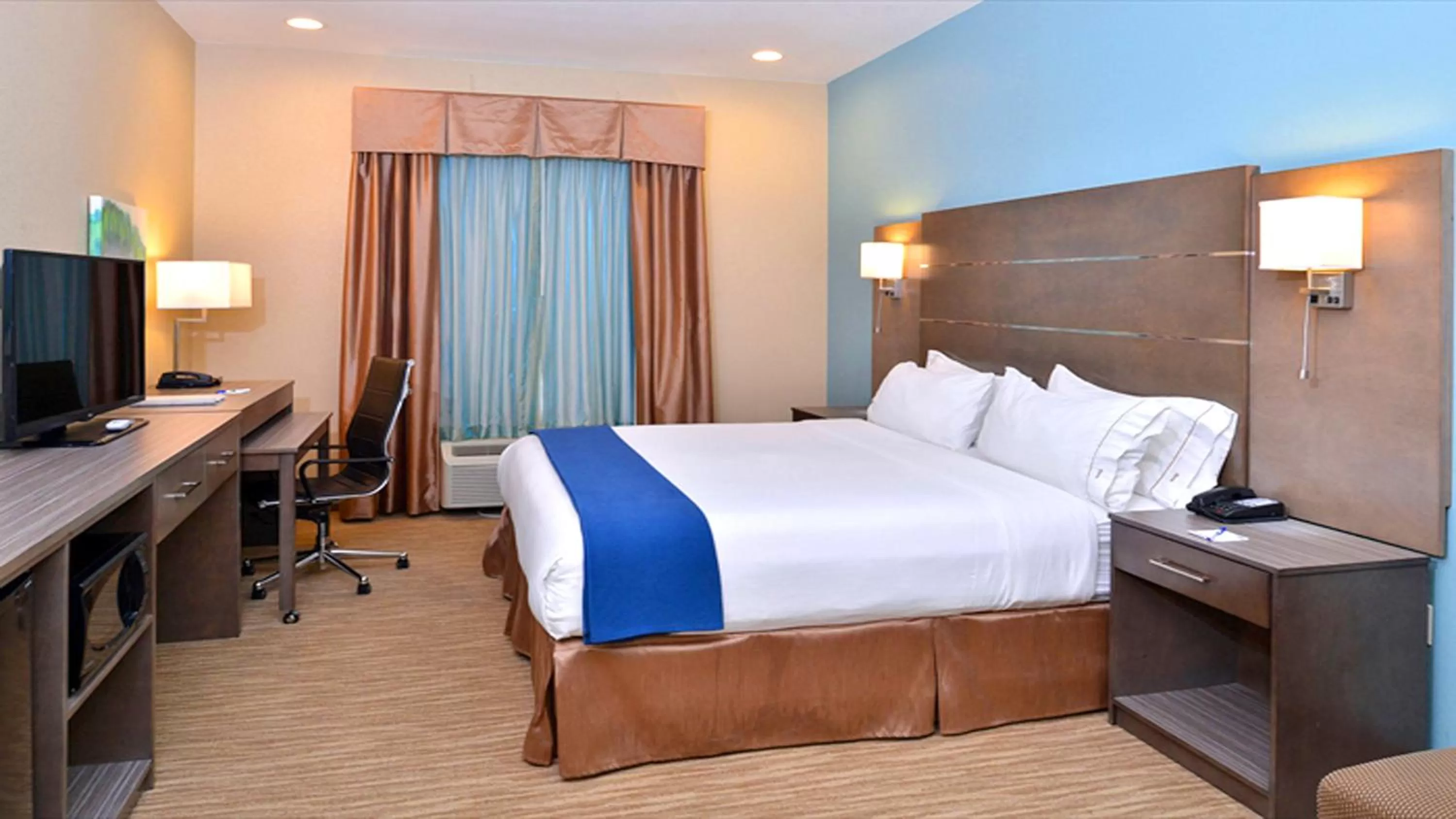 Photo of the whole room, Bed in Holiday Inn Express and Suites Schulenburg by IHG