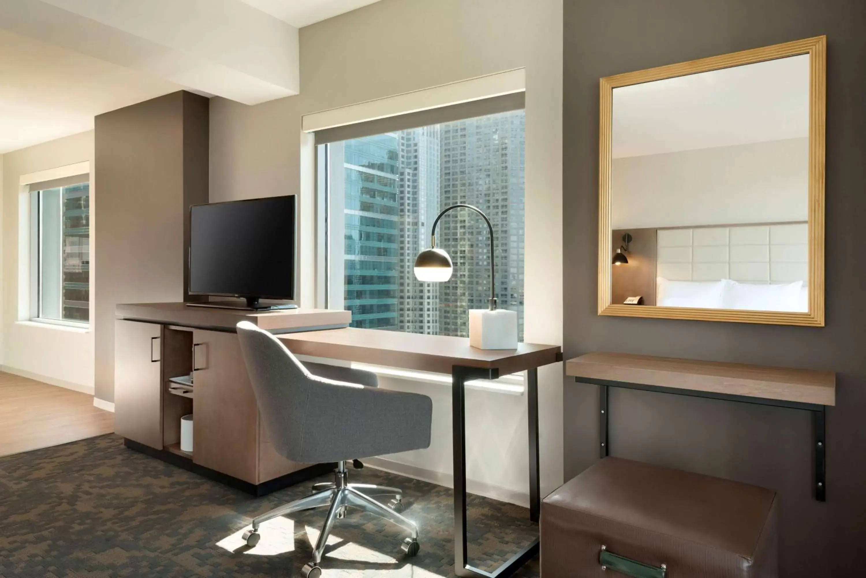 Bedroom, TV/Entertainment Center in Hampton Inn by Hilton Chicago Downtown West Loop