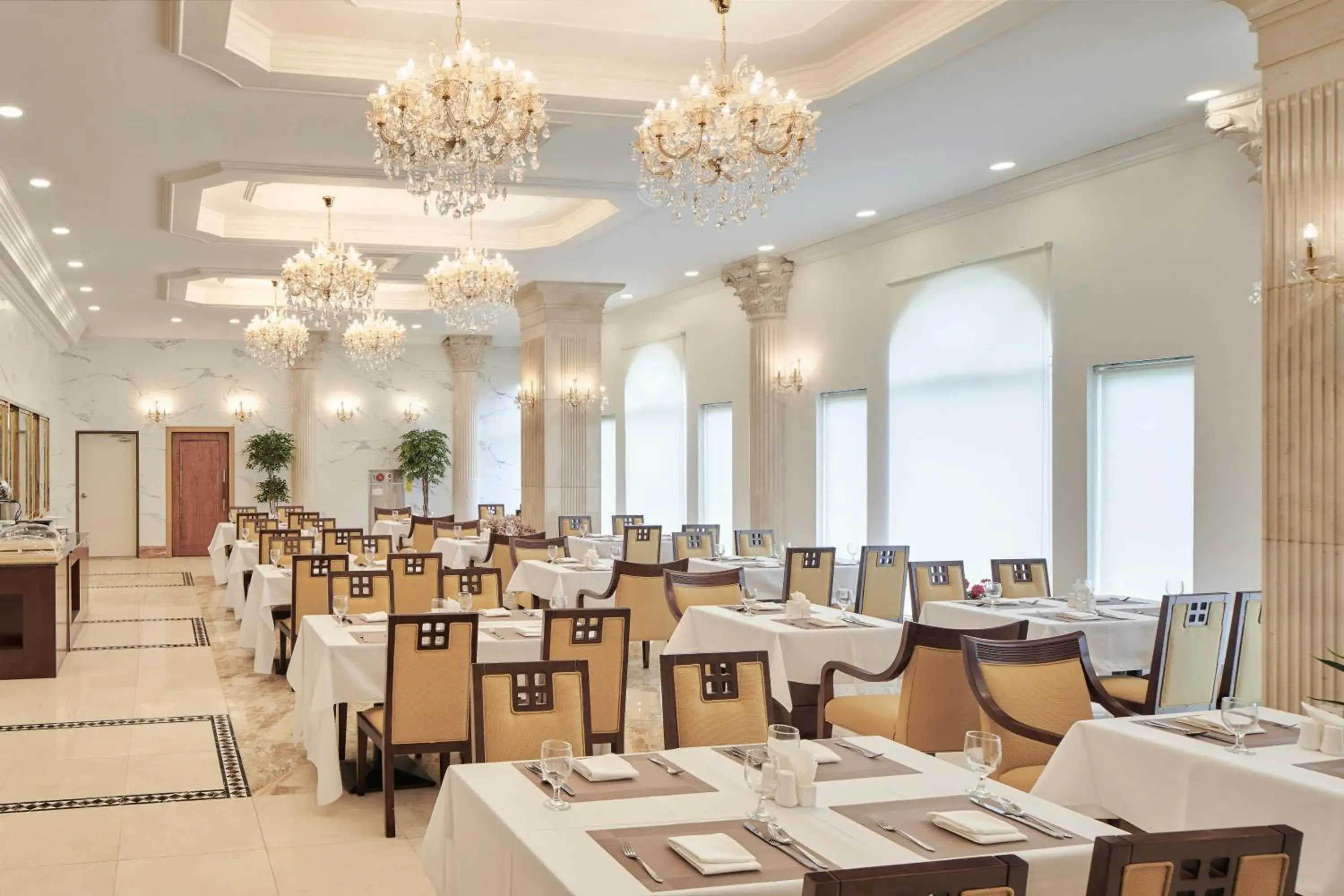 Restaurant/places to eat in GoldOne Hotel & Suites Restaurant/places to eat in GoldOne Hotel & Suites