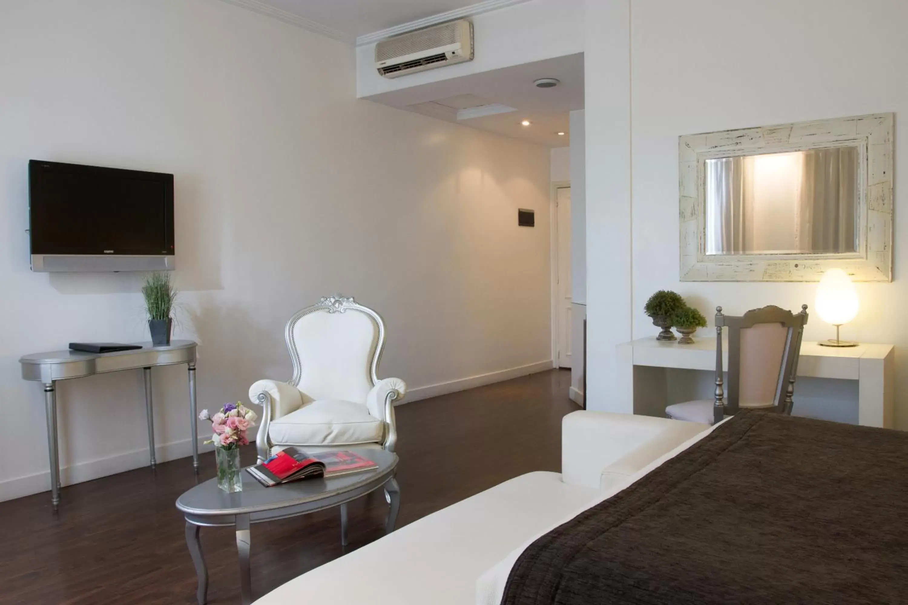 Photo of the whole room, Bed in Le Cinque Lusso Recoleta Photo of the whole room, Bed in Le Cinque Lusso Recoleta