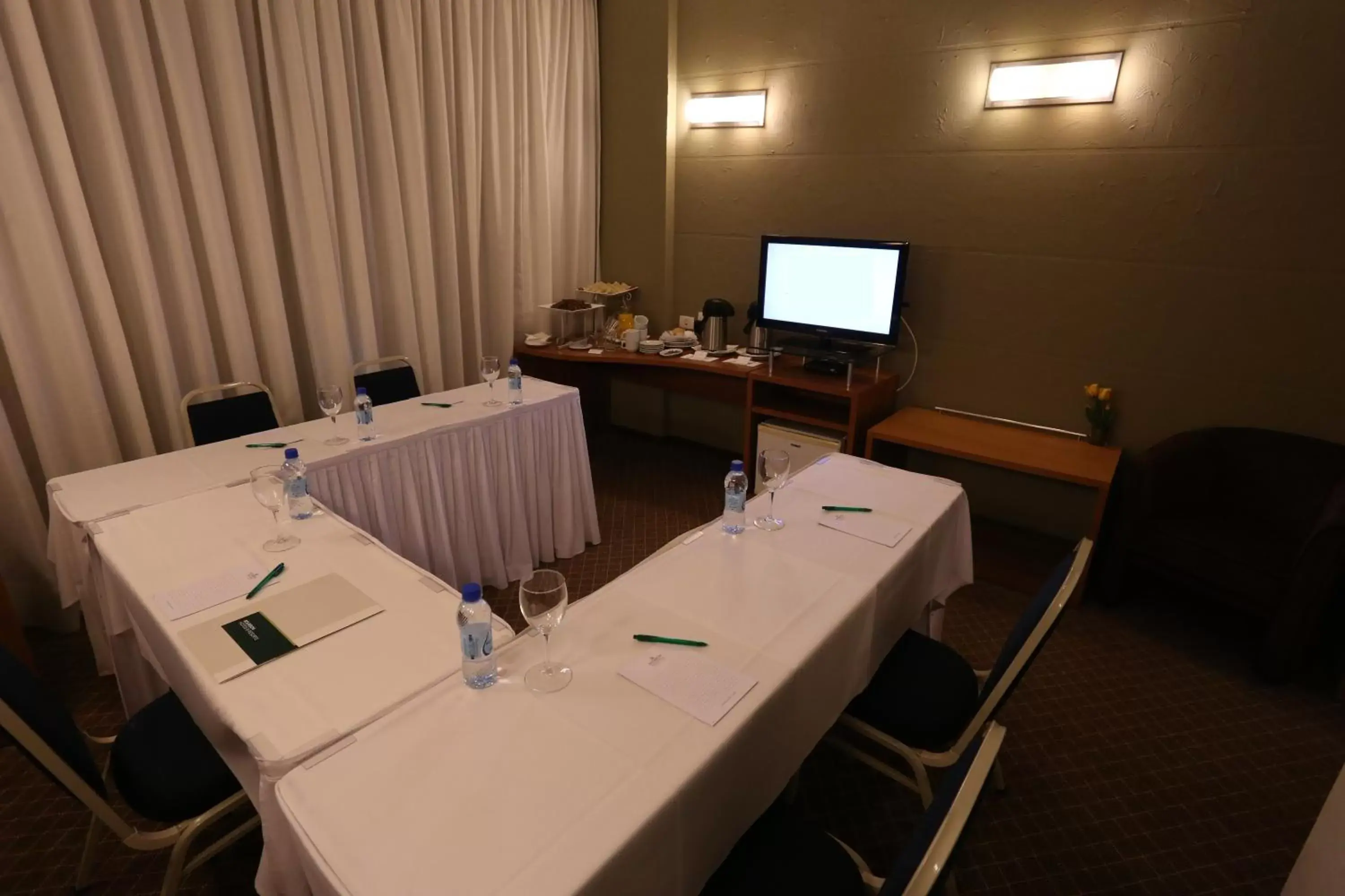Meeting/conference room in Bourbon Joinville Convention Hotel
