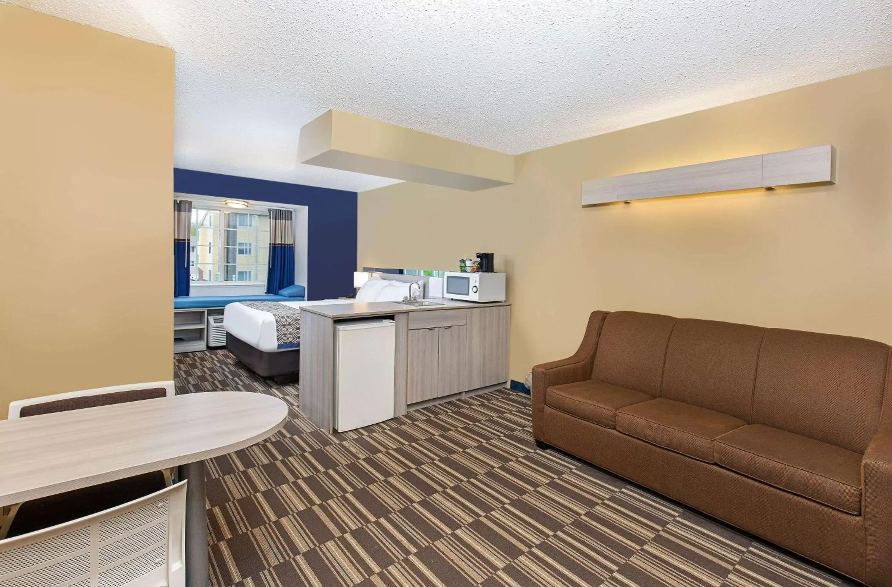 Bed, Seating Area in Microtel Inn & Suites by Wyndham Dry Ridge