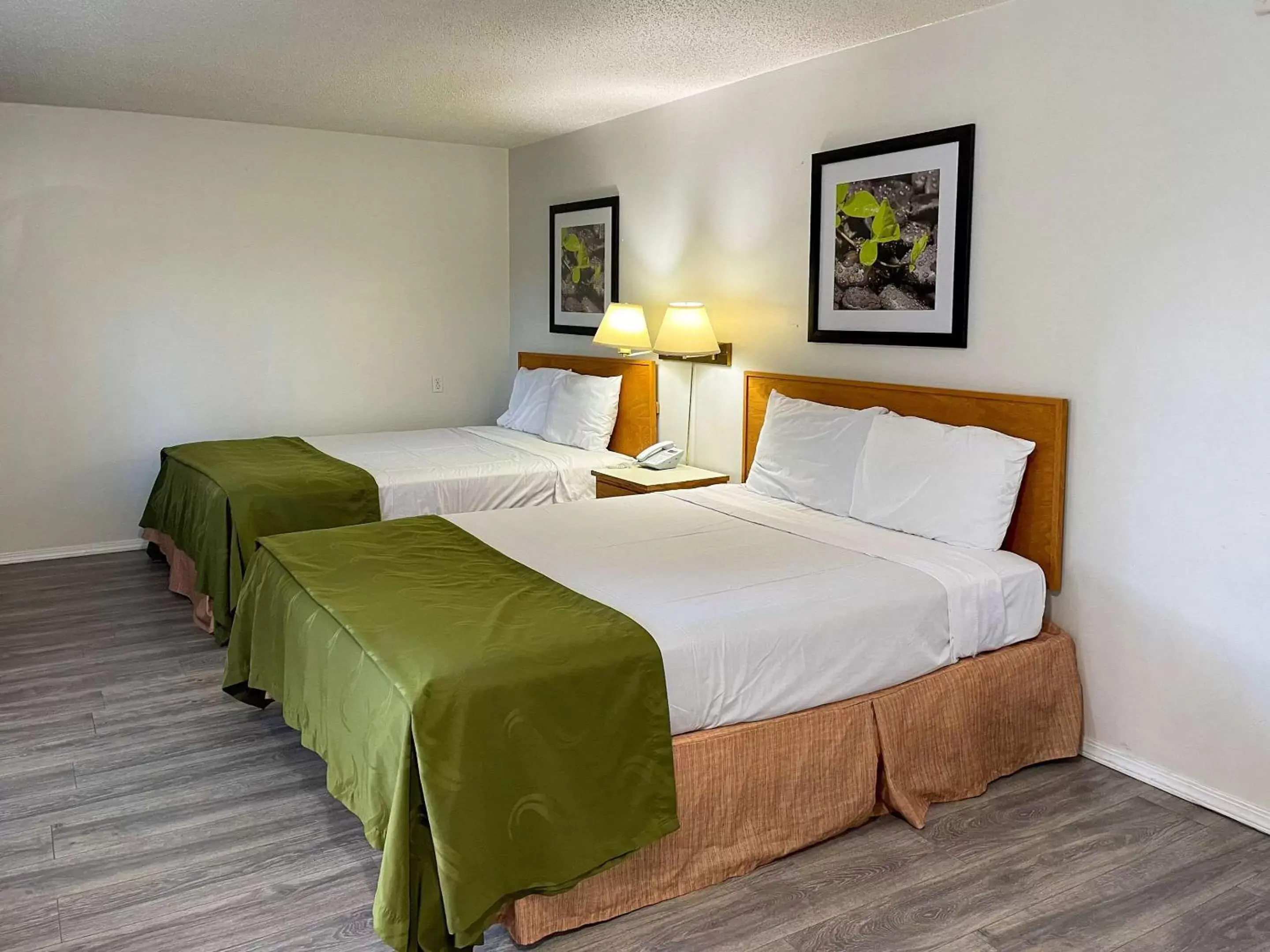 Bed in Rodeway Inn & Suites Omak - Okanogan