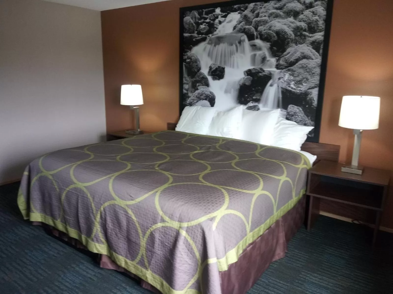 Photo of the whole room, Bed in Super 8 by Wyndham Lynnwood