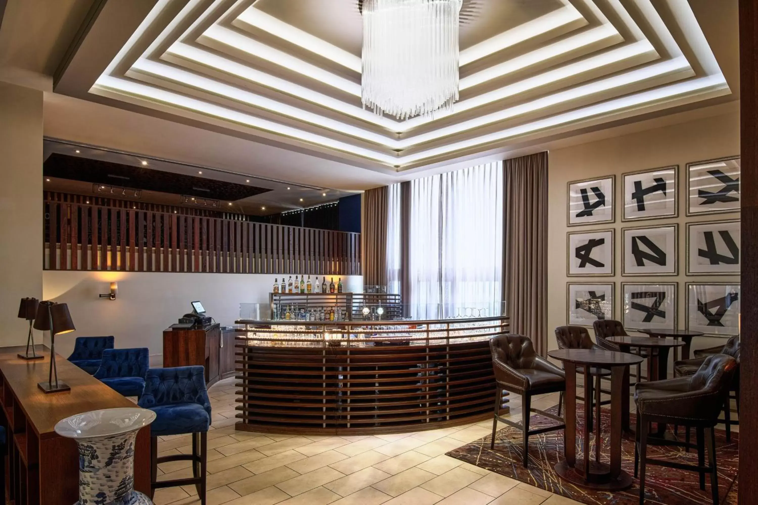 Lobby or reception, Lounge/Bar in Sheraton Heathrow Hotel