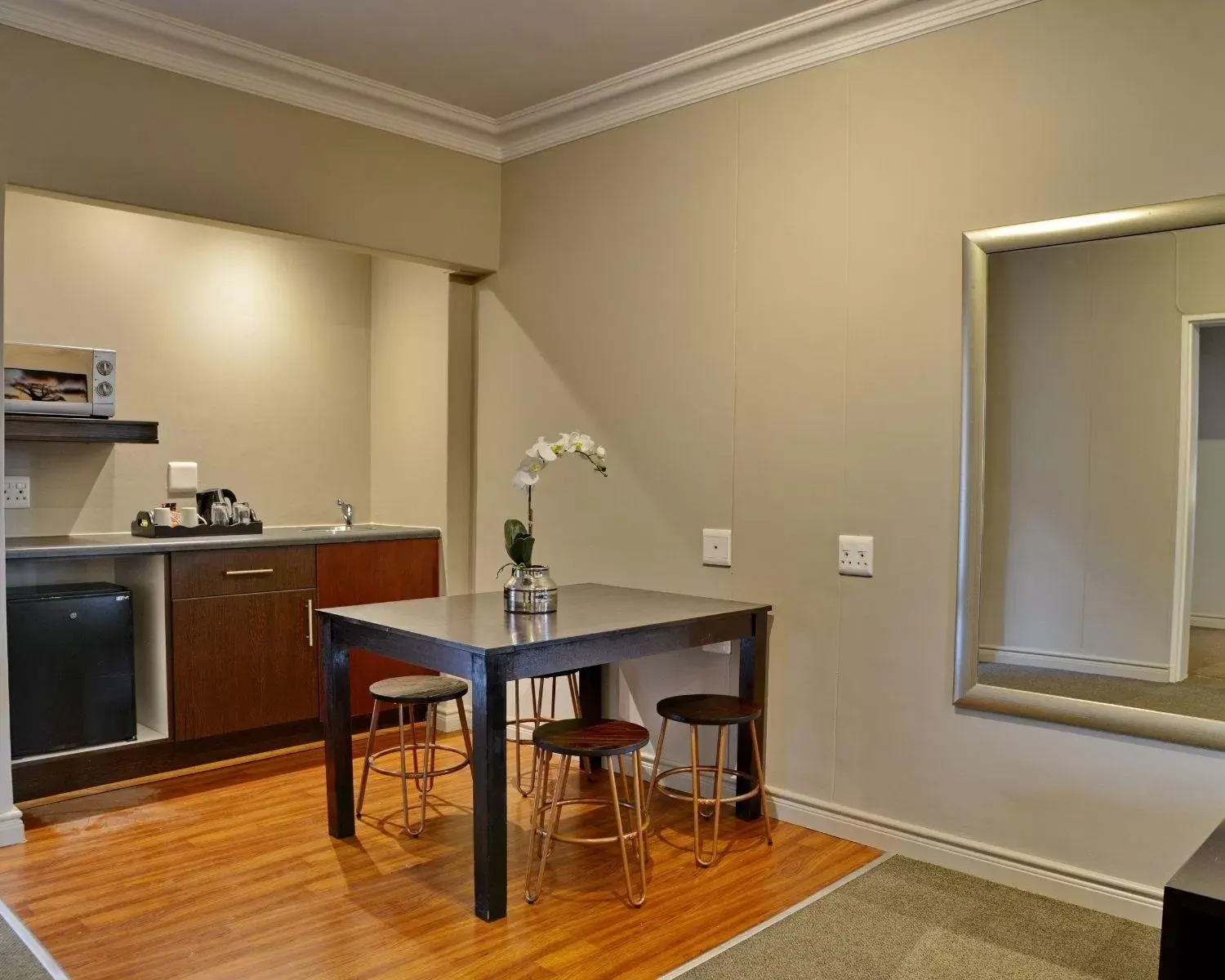 Kitchen or kitchenette, Dining Area in ANEW Hotel Centurion Pretoria