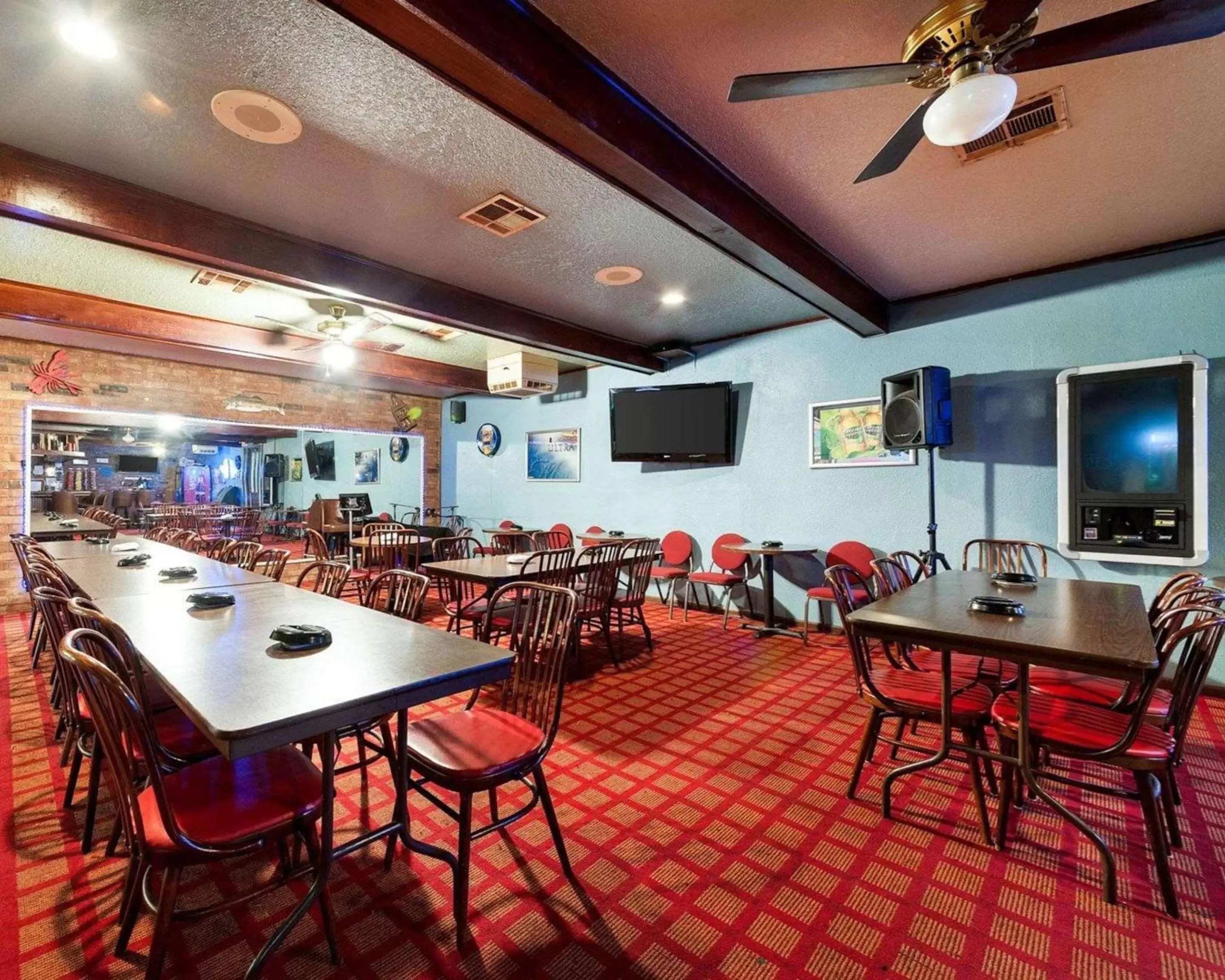 Lounge or bar in Rodeway Inn Jasper Lounge or bar in Rodeway Inn Jasper