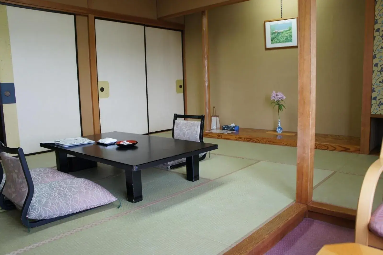 Photo of the whole room, Seating Area in Minoya