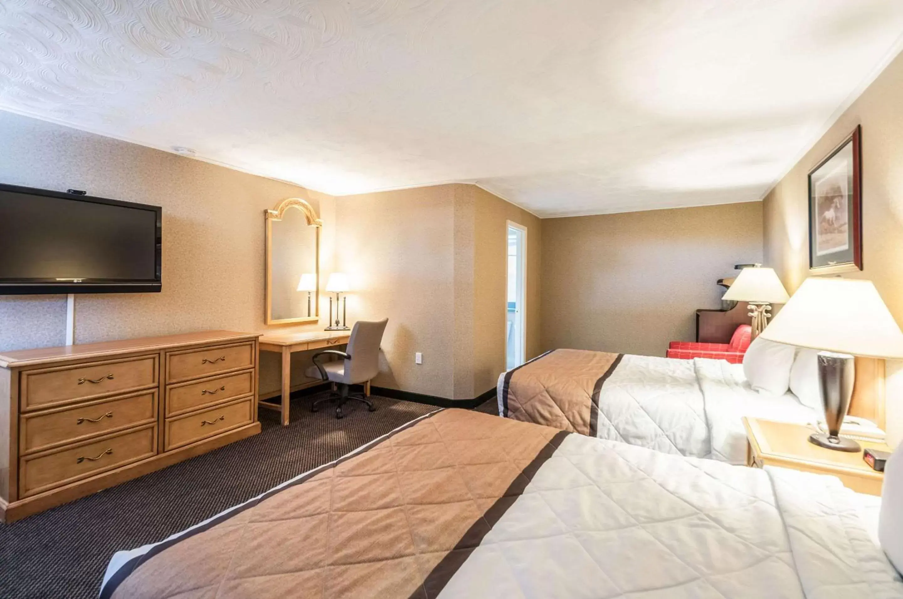 Photo of the whole room, Bed in Rodeway Inn and Suites - Charles Town,WV