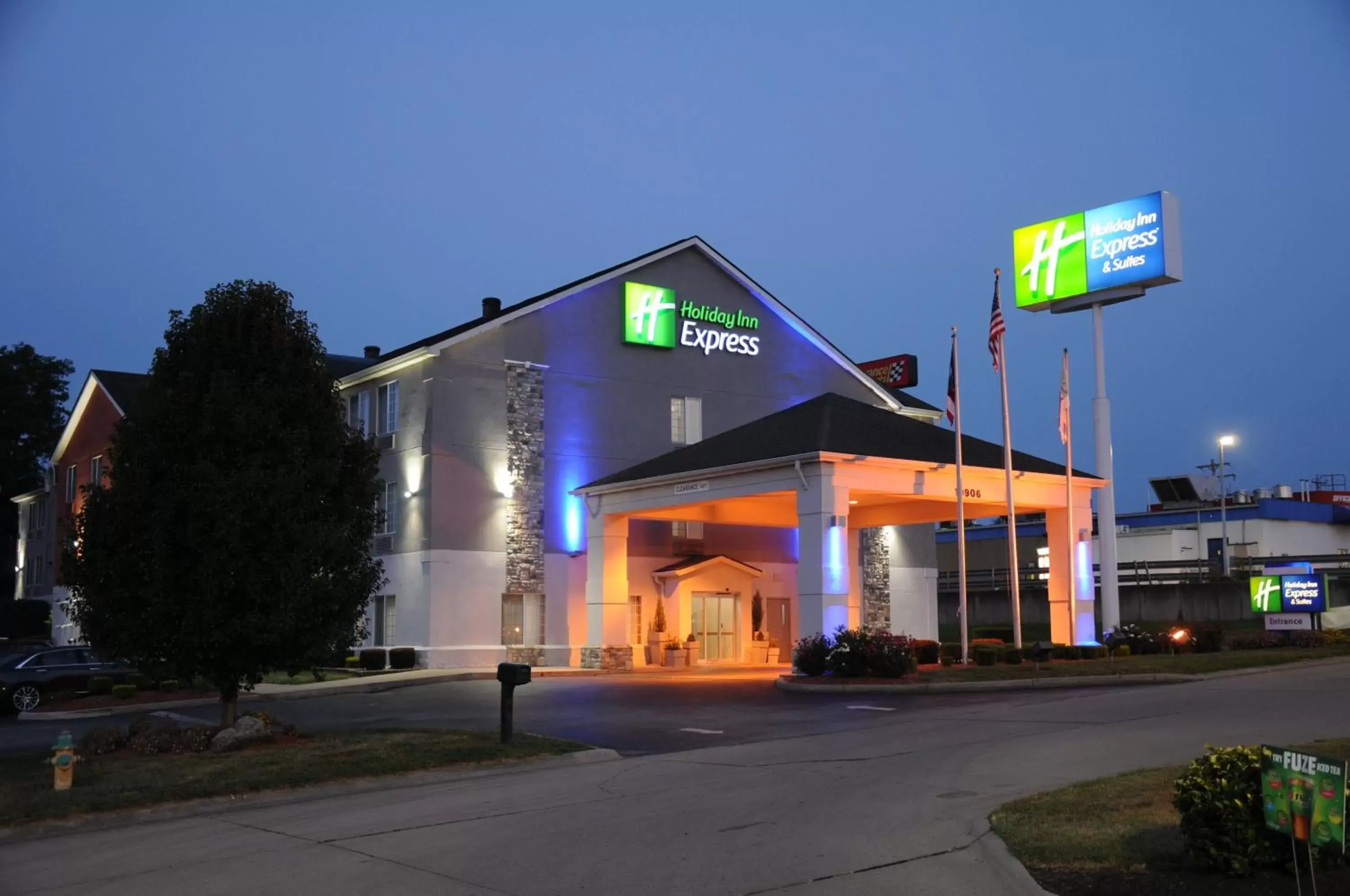 Property Building in Holiday Inn Express & Suites Harrison, an IHG Hotel