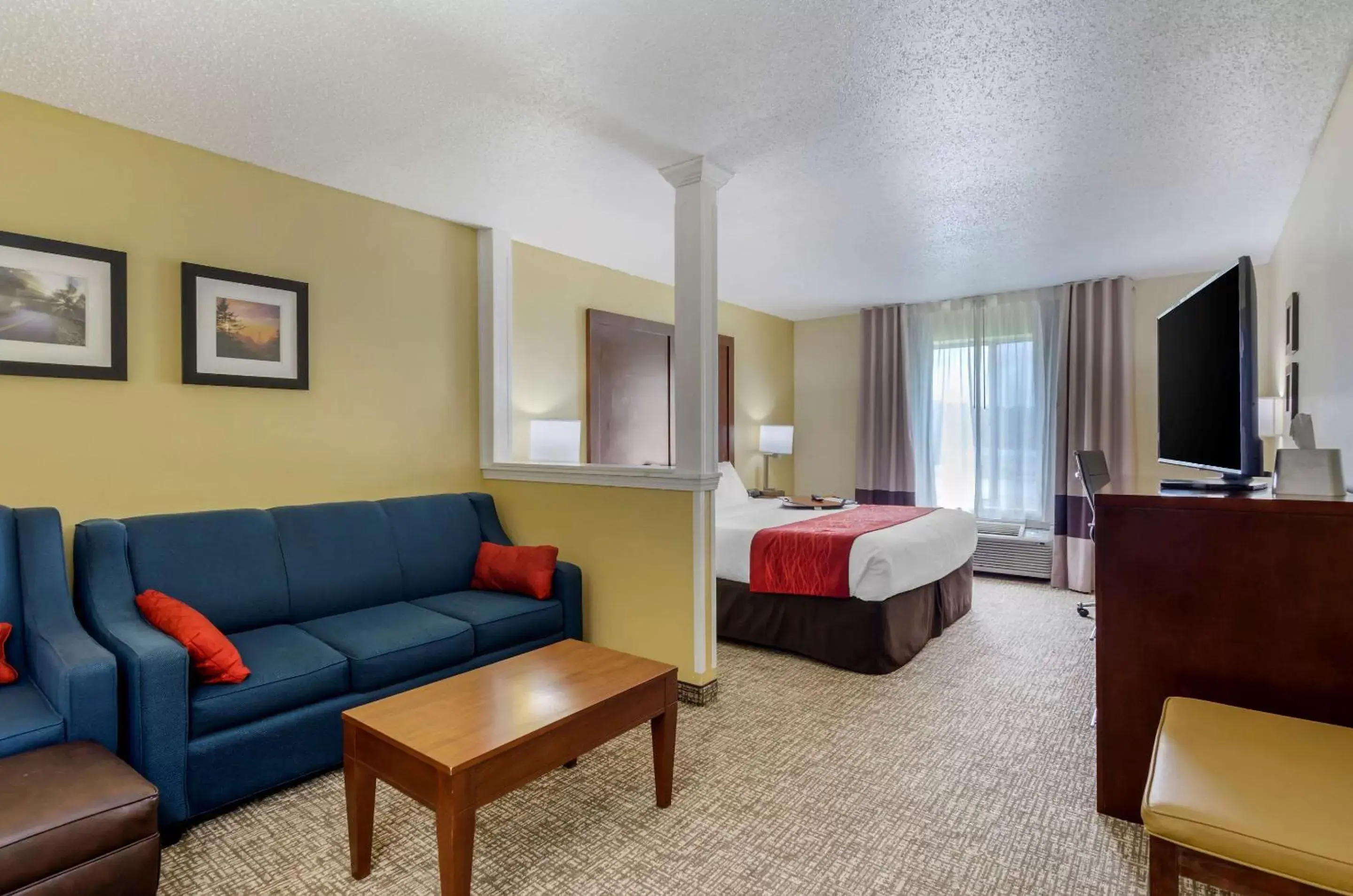 Photo of the whole room, Seating Area in Comfort Inn & Suites Hillsville I-77