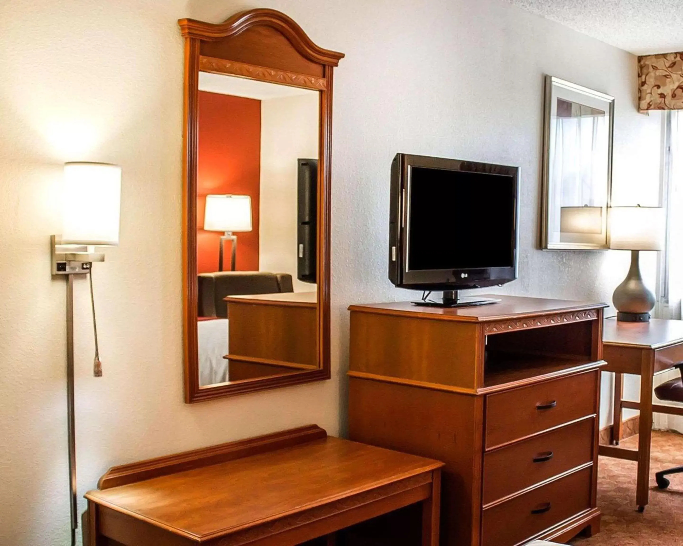 Photo of the whole room, TV/Entertainment Center in Quality Inn