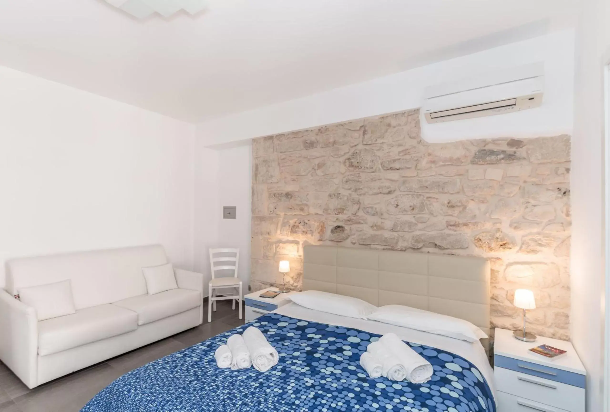 Shower, Bed in B&B Bianco E Blu