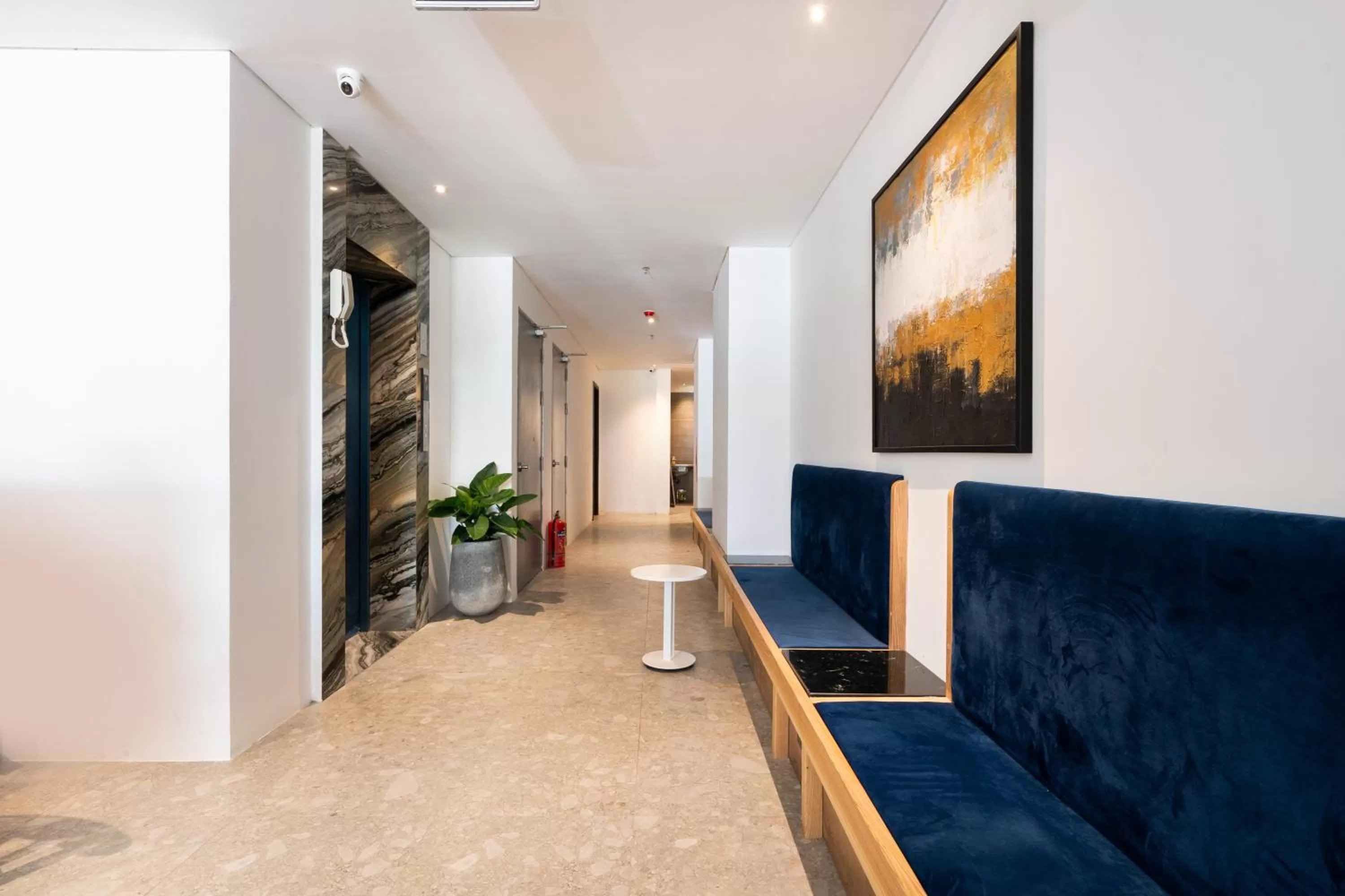 Communal lounge/ TV room in Haven Hut Hotel