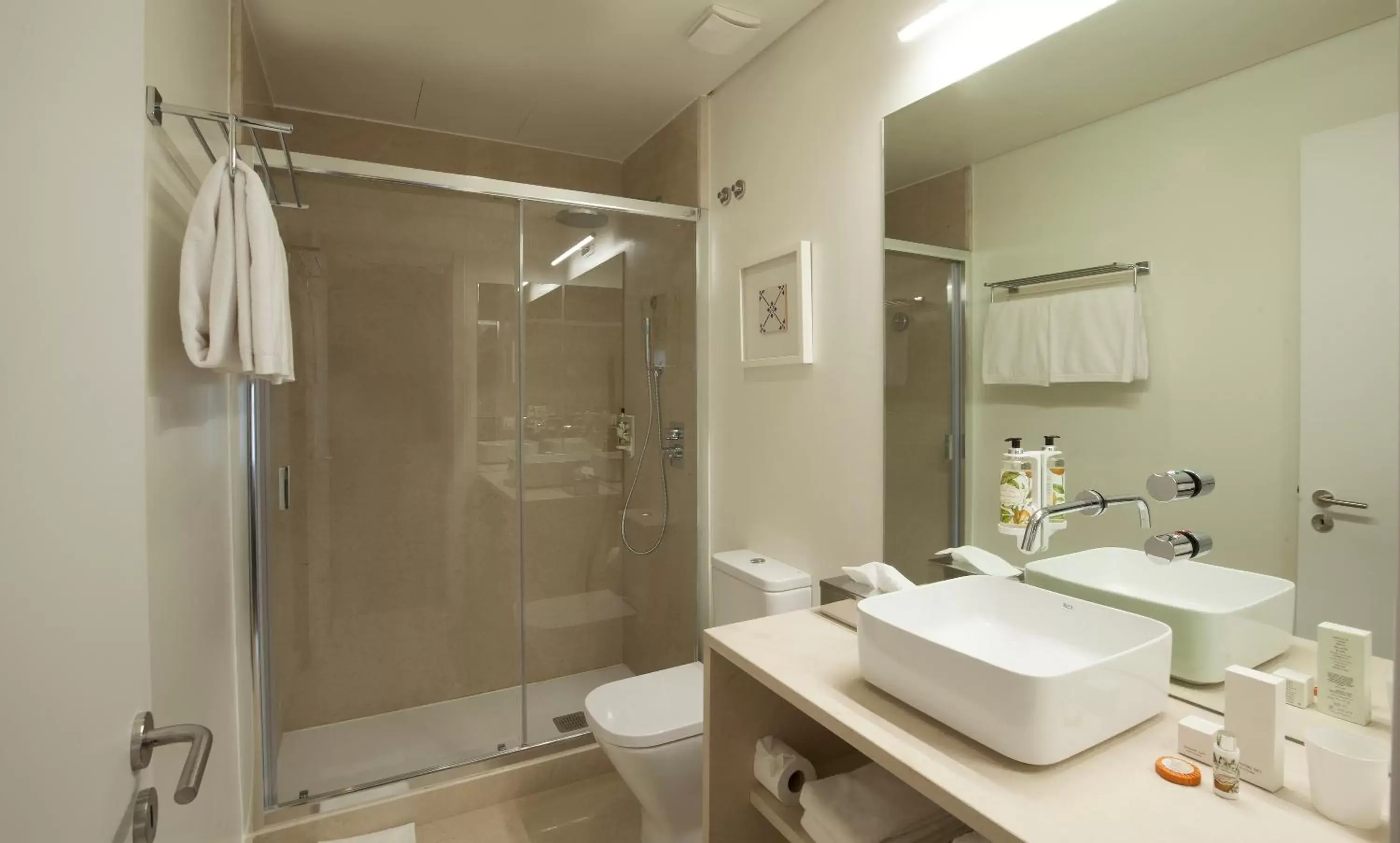 Shower, Bathroom in Grape Harbor Prata Apartments