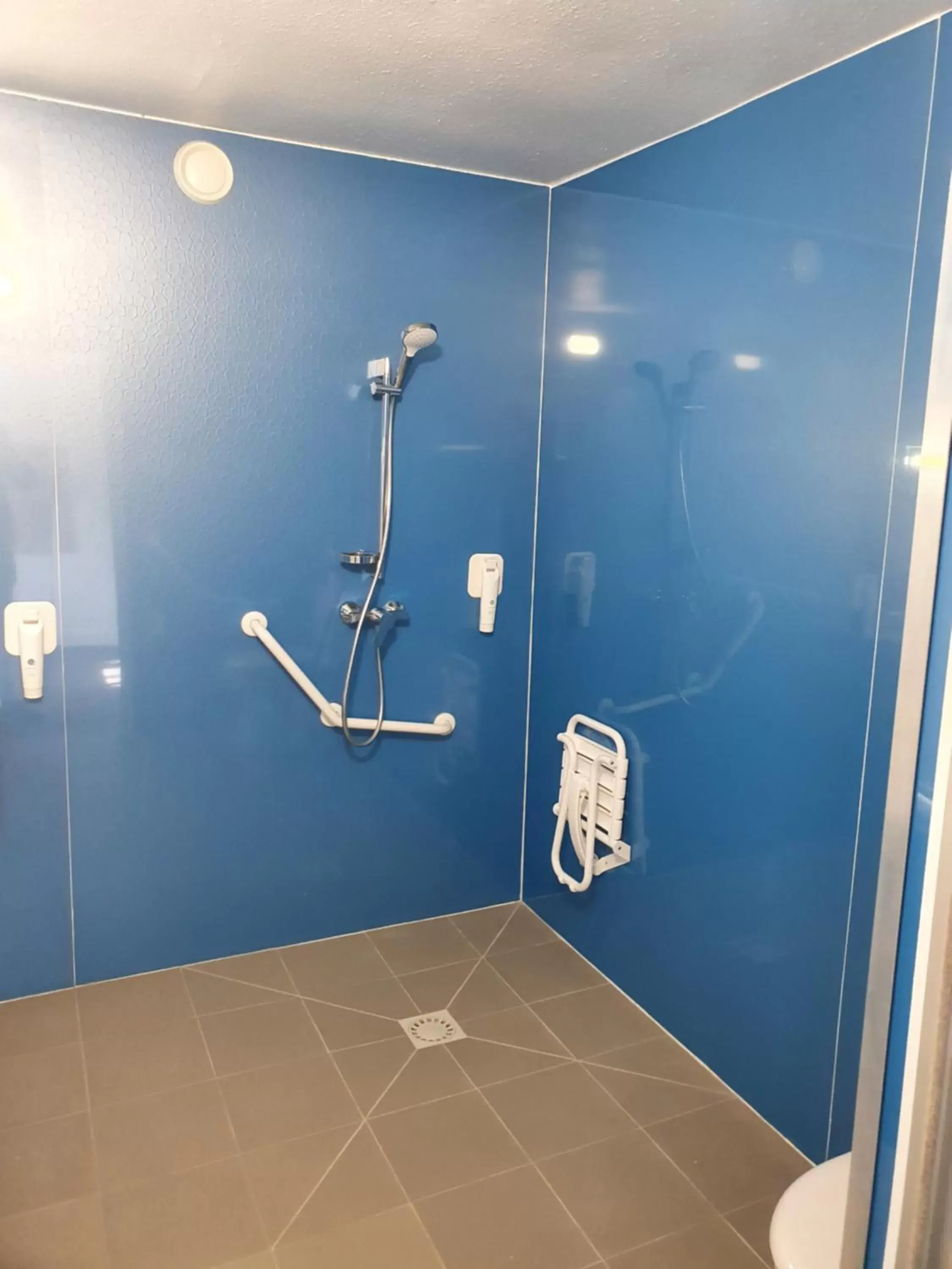 Bathroom in Kyriad Direct Orleans - Olivet - La Source