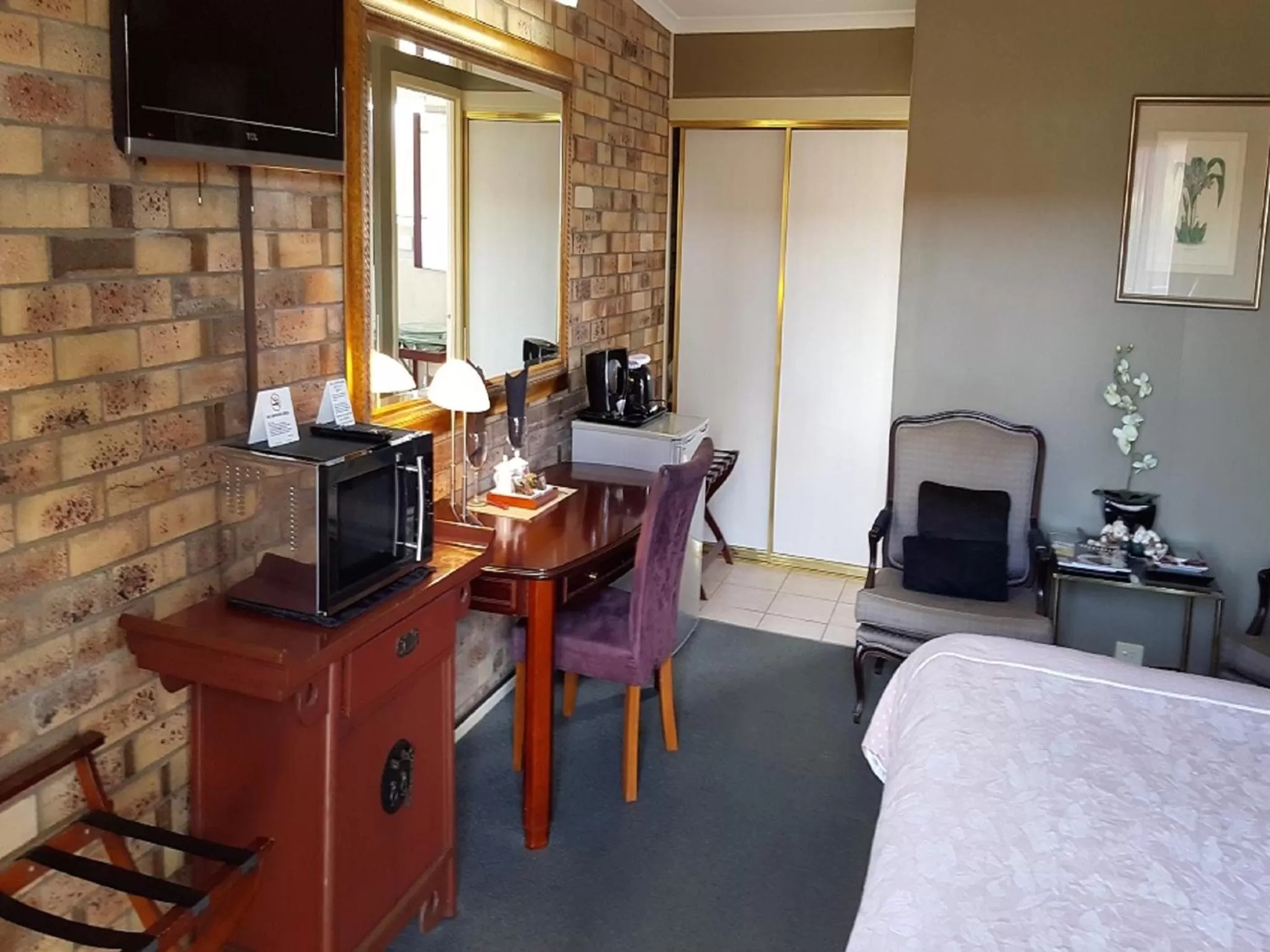 Photo of the whole room, Bed in Centrepoint Midcity Motor Inn