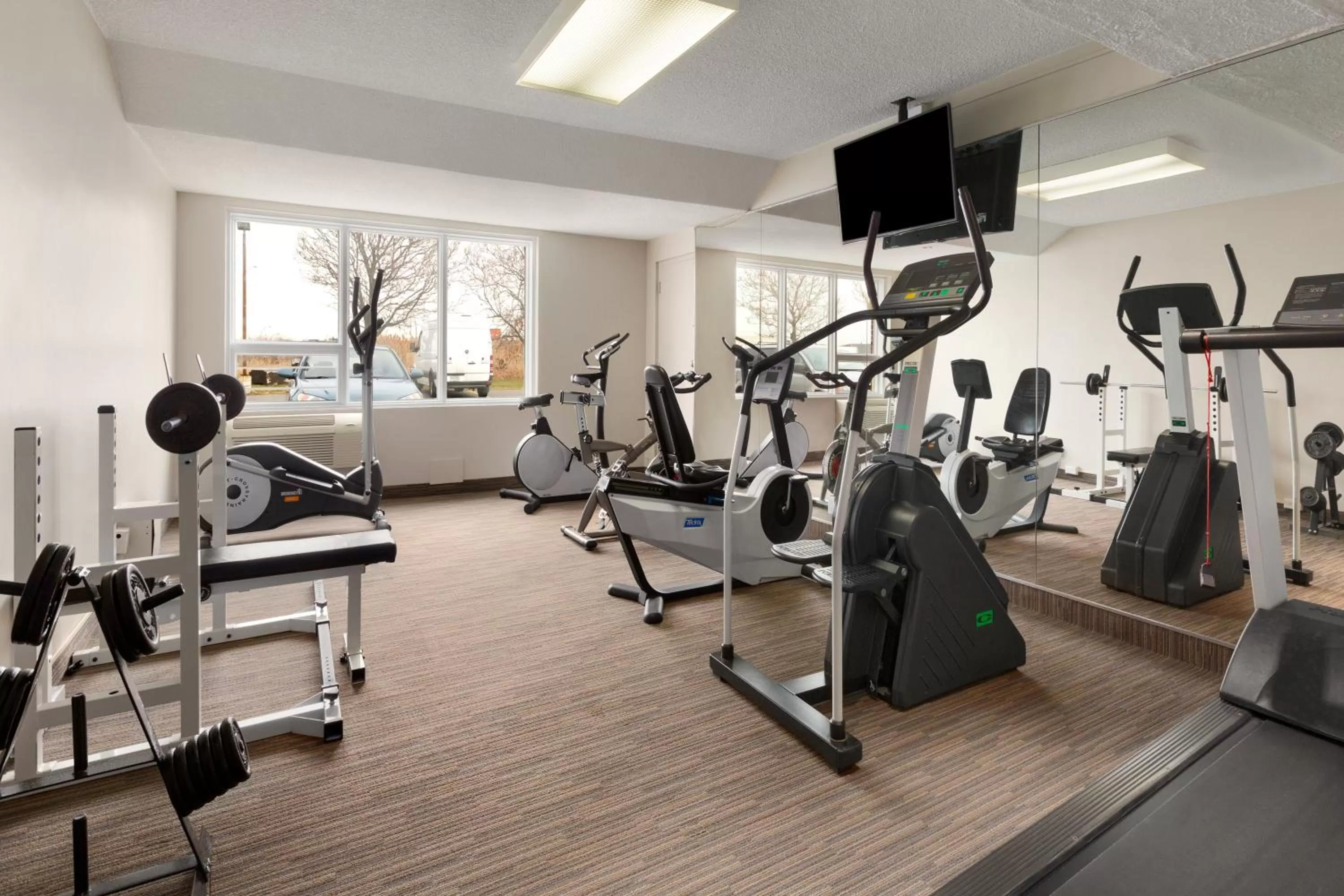 Fitness centre/facilities in Days Inn by Wyndham Montreal Airport Conference Centre
