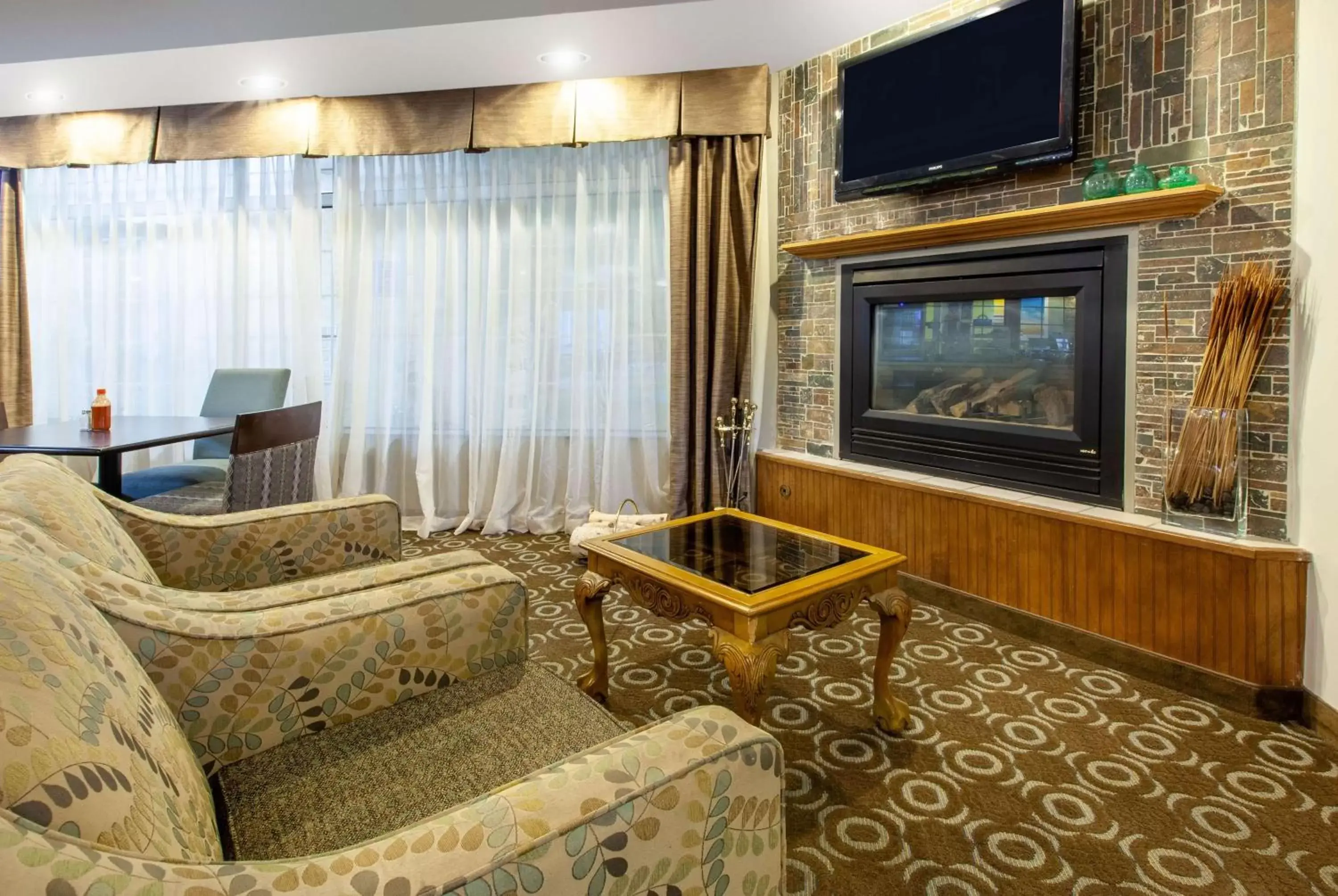 Photo of the whole room, Seating Area in Days Inn by Wyndham Petoskey