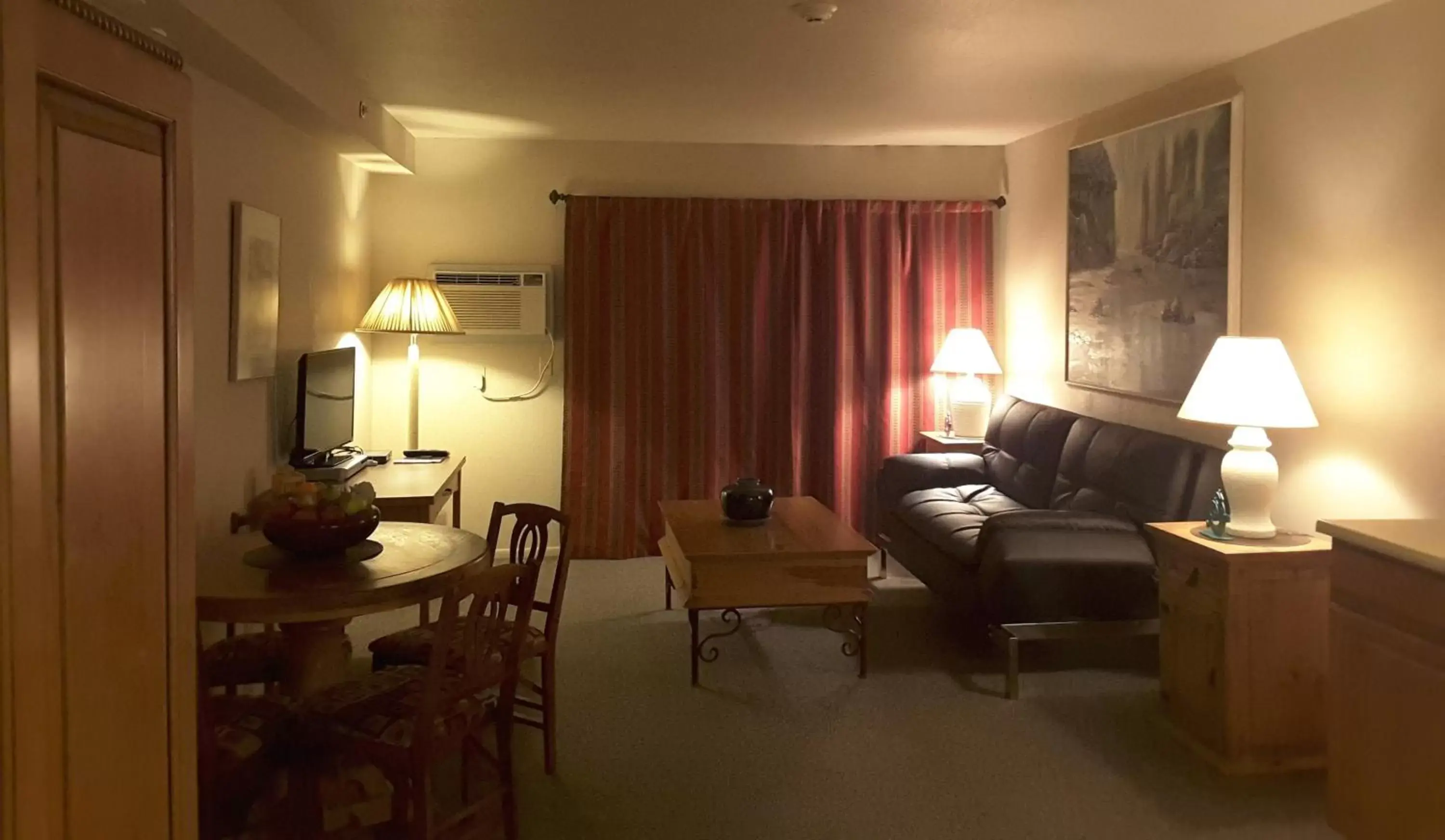 Photo of the whole room, Seating Area in Beaver Creek Inn