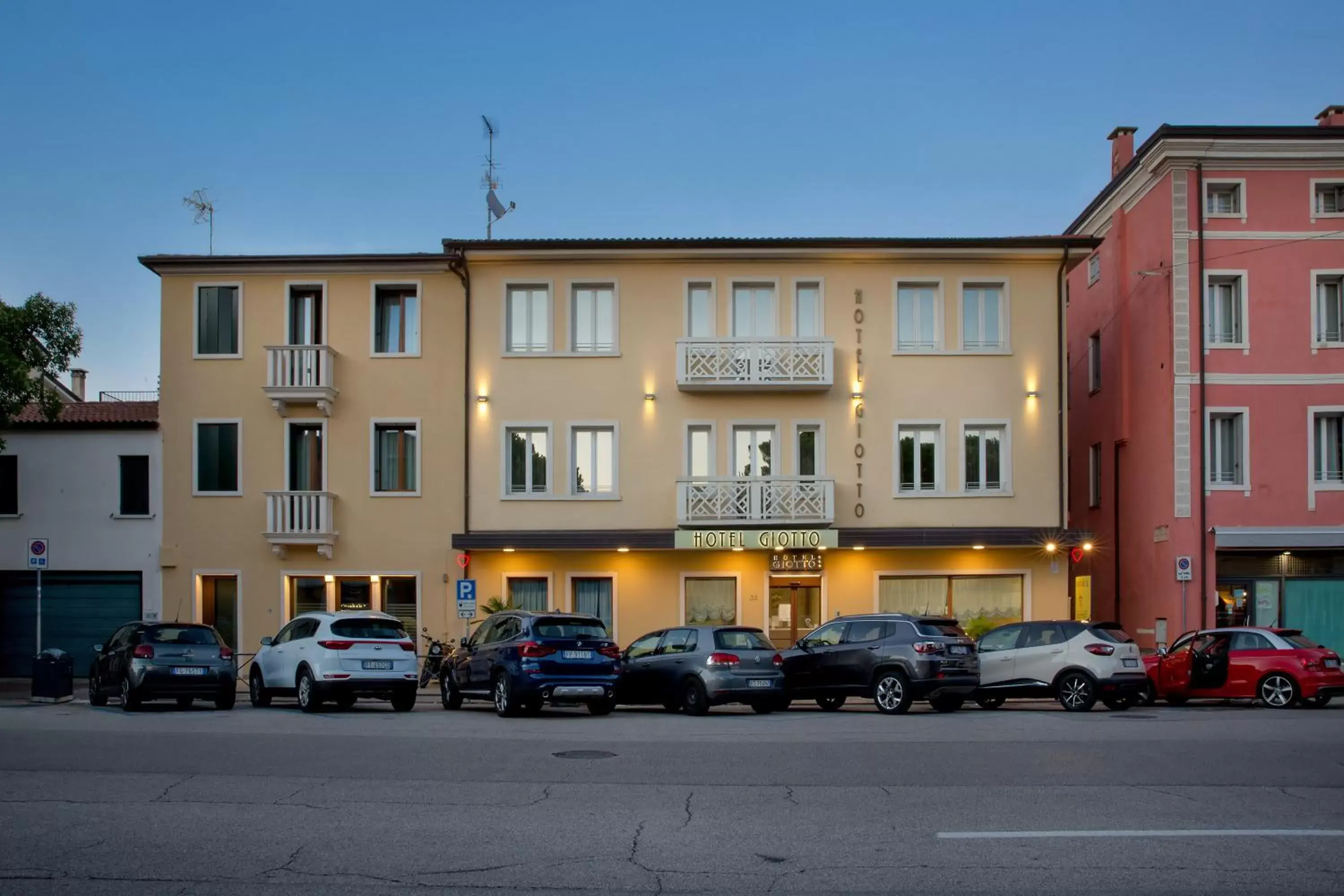 Property Building in Hotel Giotto