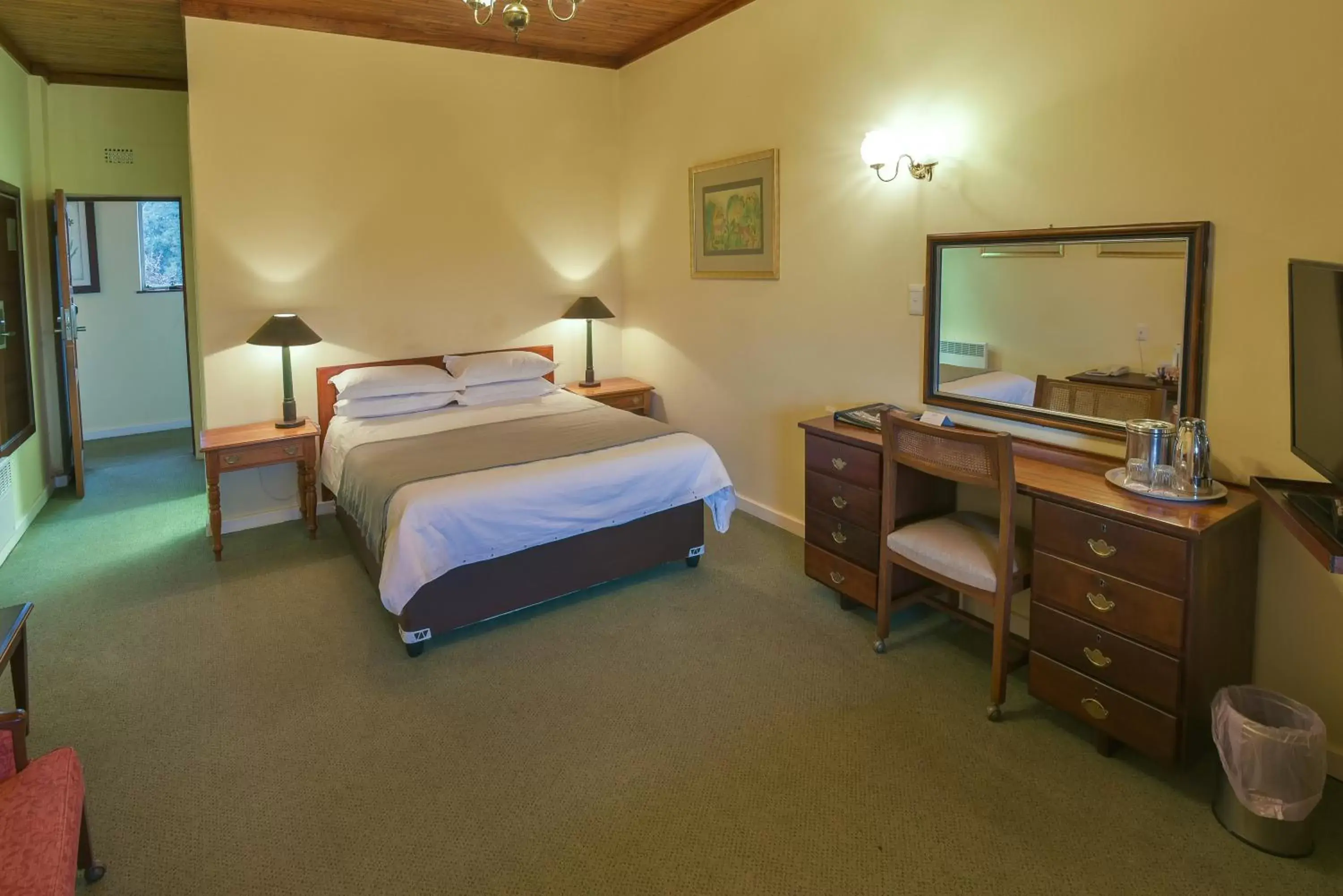 Photo of the whole room, Bed in Magoebaskloof Hotel