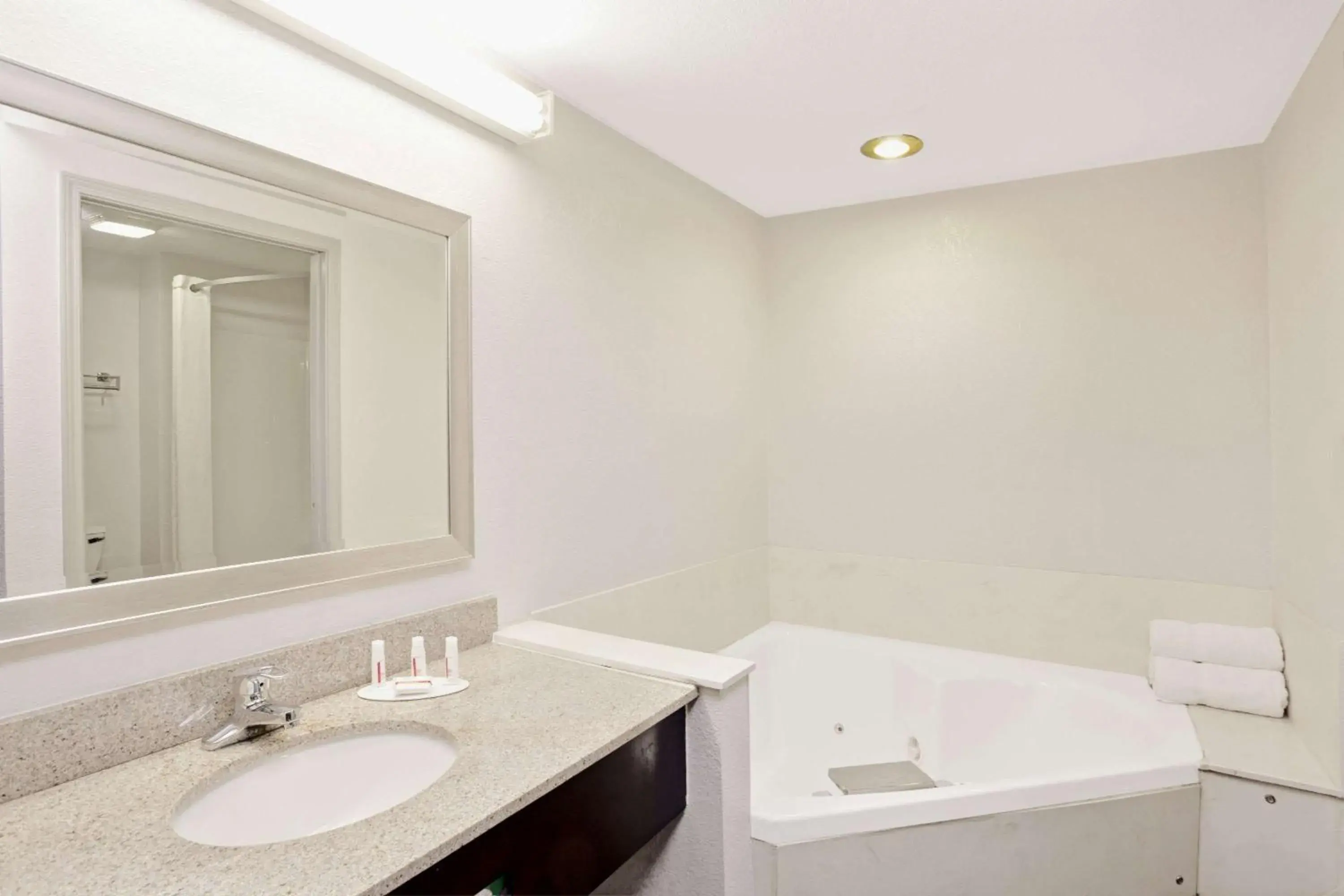 Hot Tub, Bathroom in Super 8 by Wyndham Gainesville