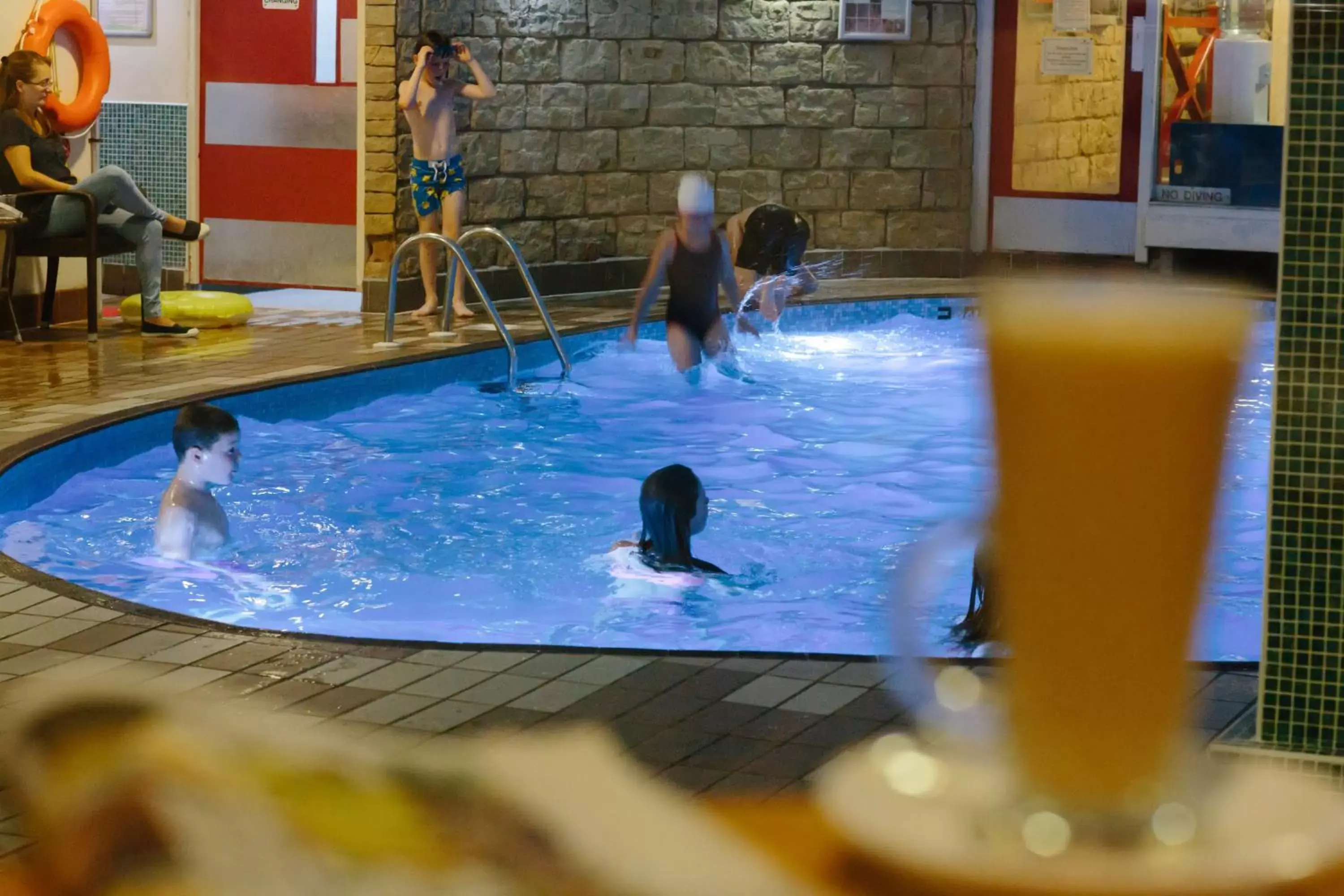 Guests, Swimming Pool in Cliffs Hotel