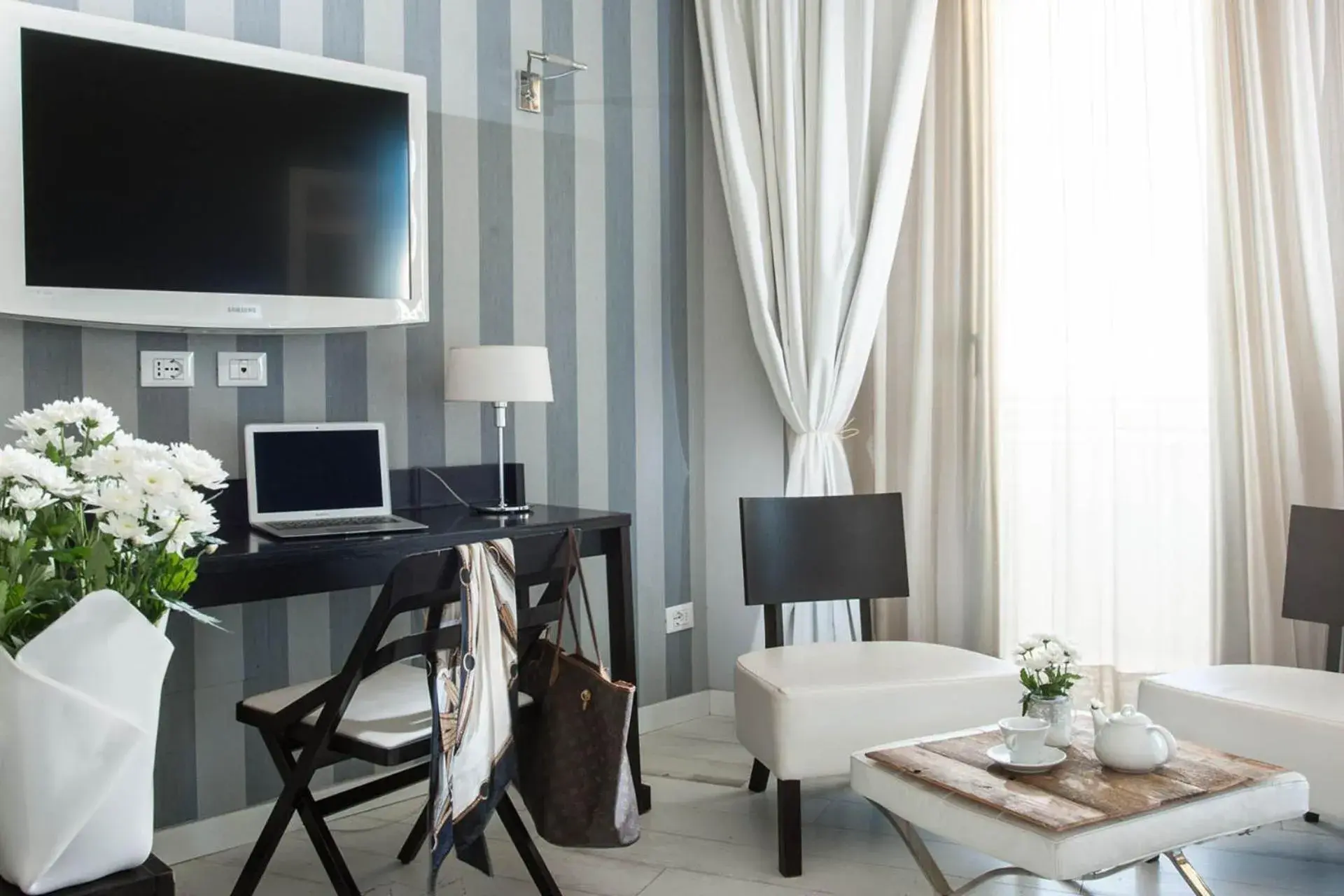 Bedroom, TV/Entertainment Center in Hotel Villa Rosa Riviera
