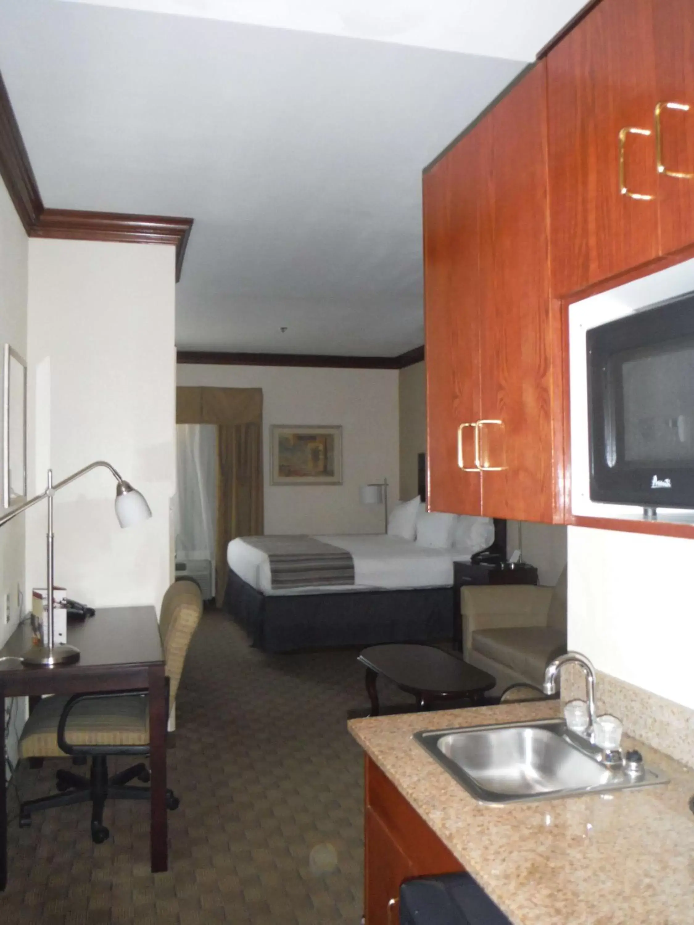 Photo of the whole room, Kitchen/Kitchenette in Spring Lake Inn & Suites - Fayetteville
