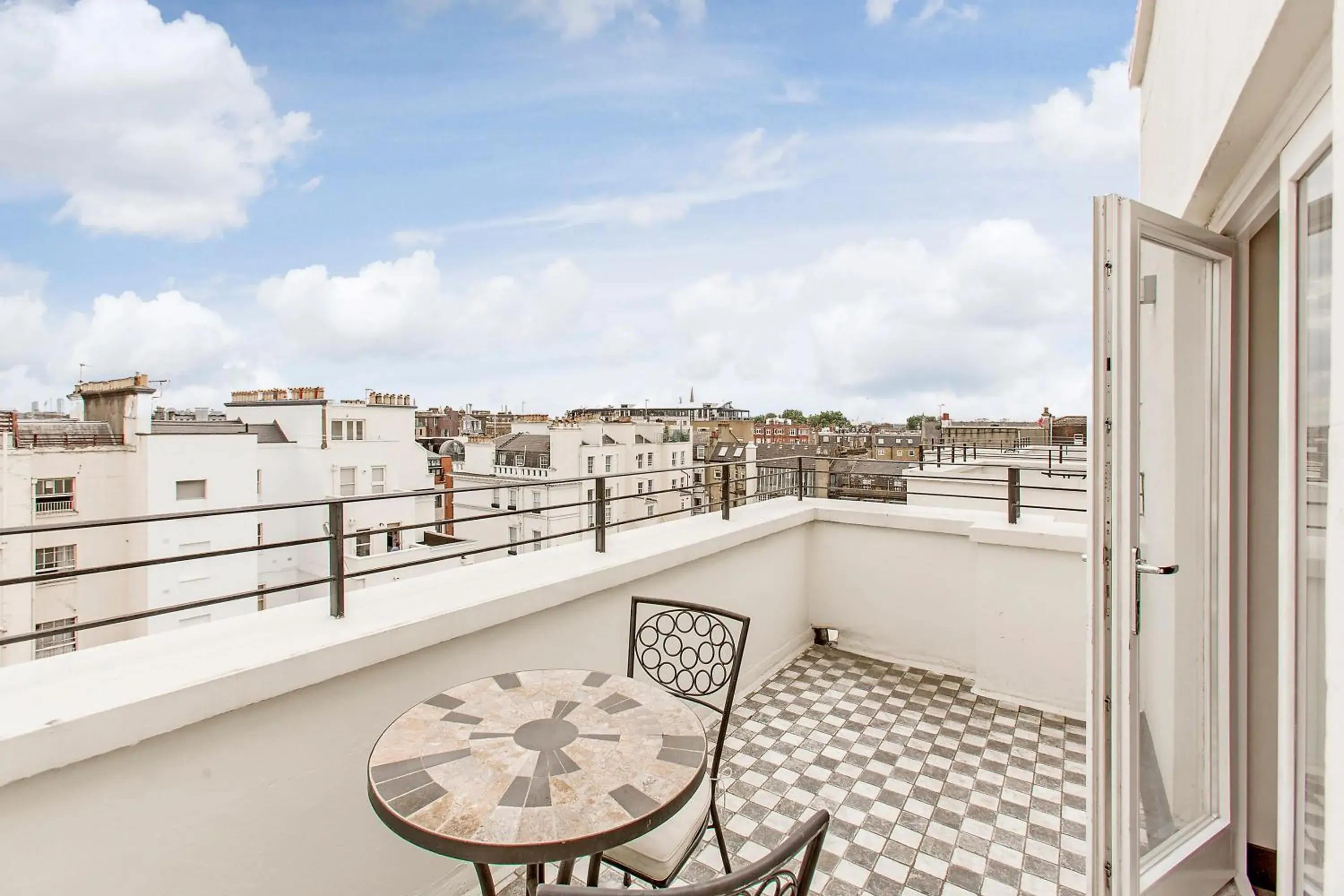 Balcony/Terrace in 130 Queen's Gate Apartments