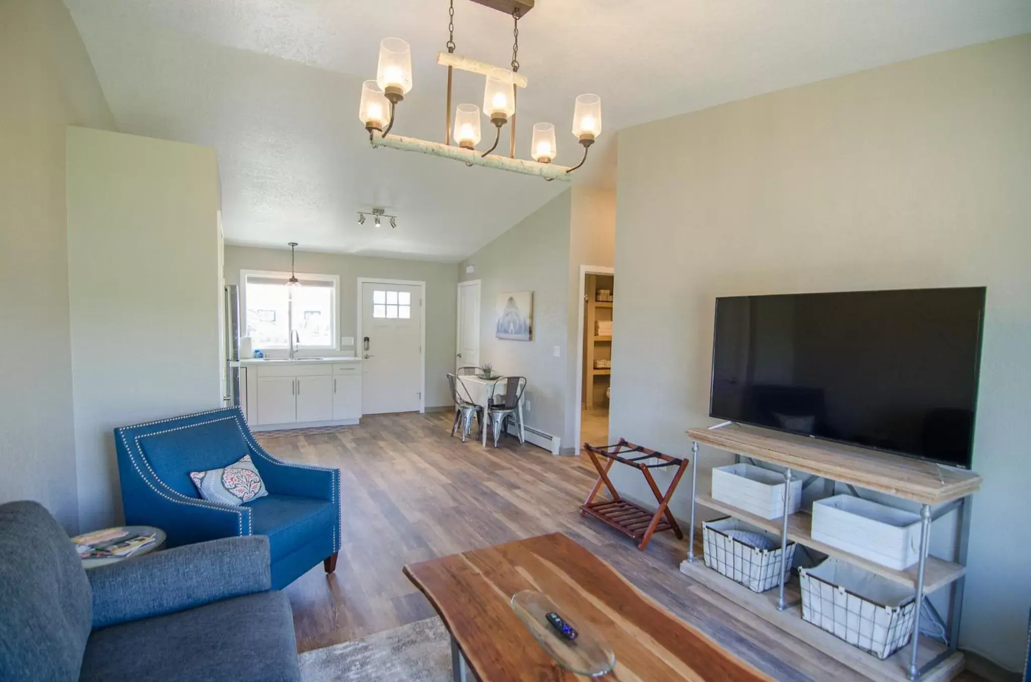 TV and multimedia, Seating Area in Colony Suites