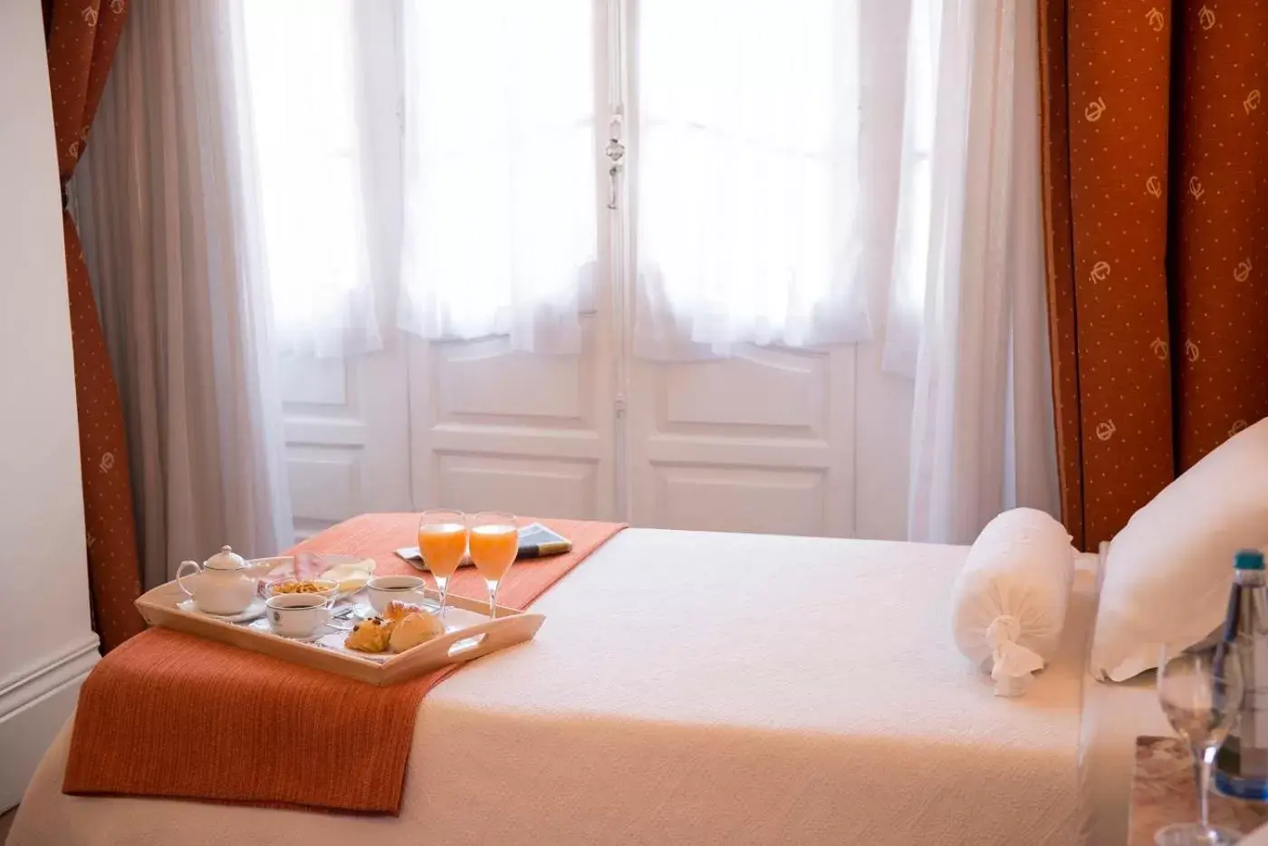 Decorative detail, Bed in Hotel Aliados Decorative detail, Bed in Hotel Aliados