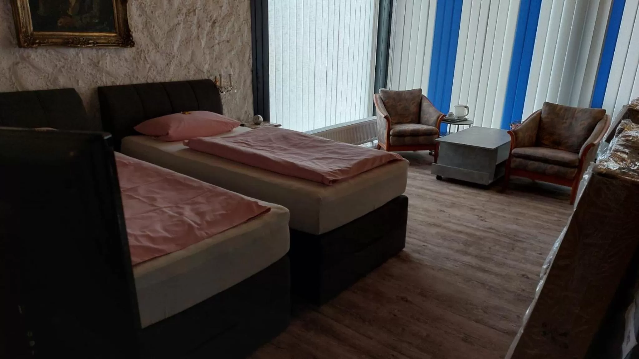 Photo of the whole room, Bed in Am Hallenbad Hotel garni