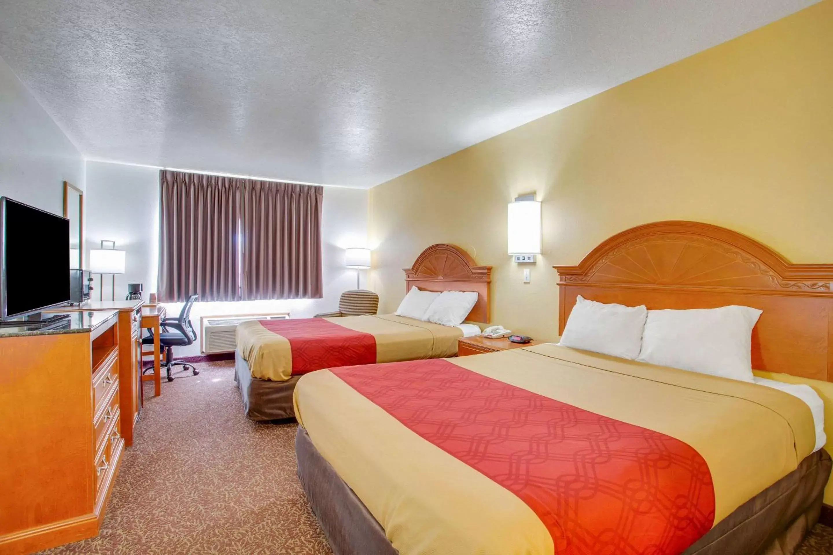 Photo of the whole room, Bed in Econo Loge Inn & Suites Albuquerque East I-40 Eubank Exit