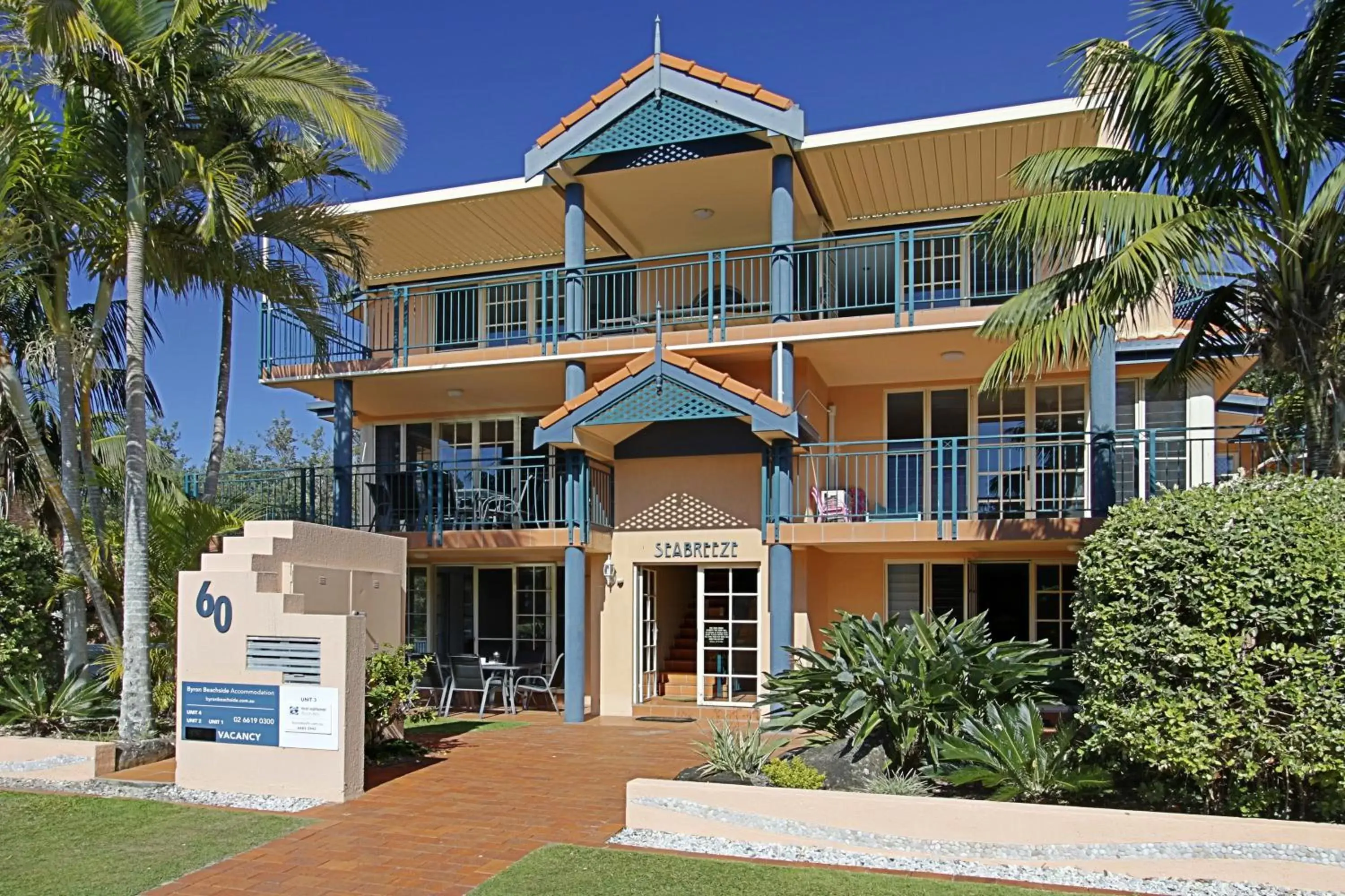 Facade/entrance, Property Building in Sea Breeze on Main Beach