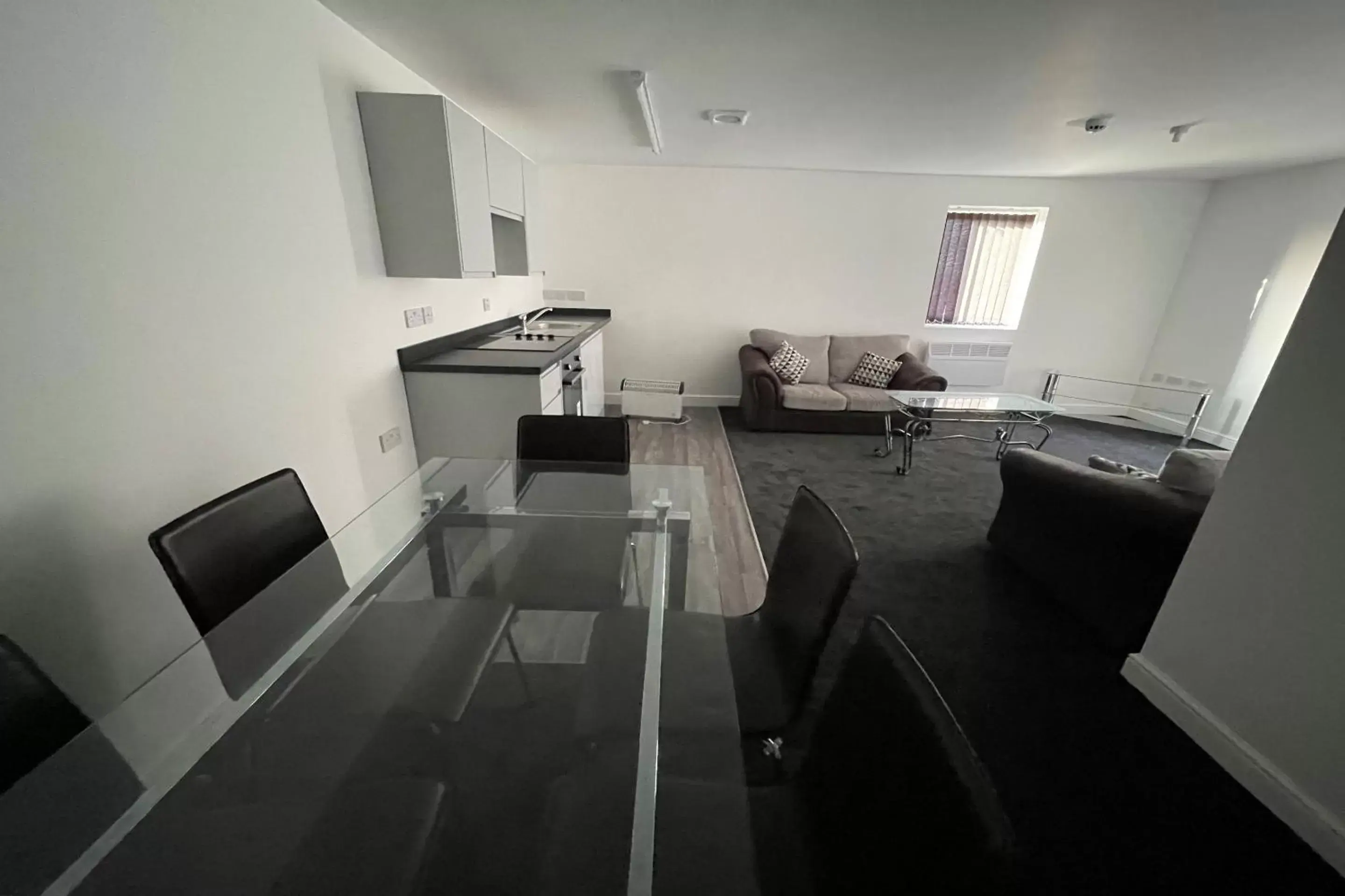 Seating area, Kitchen/Kitchenette in OYO Victoria Apartments