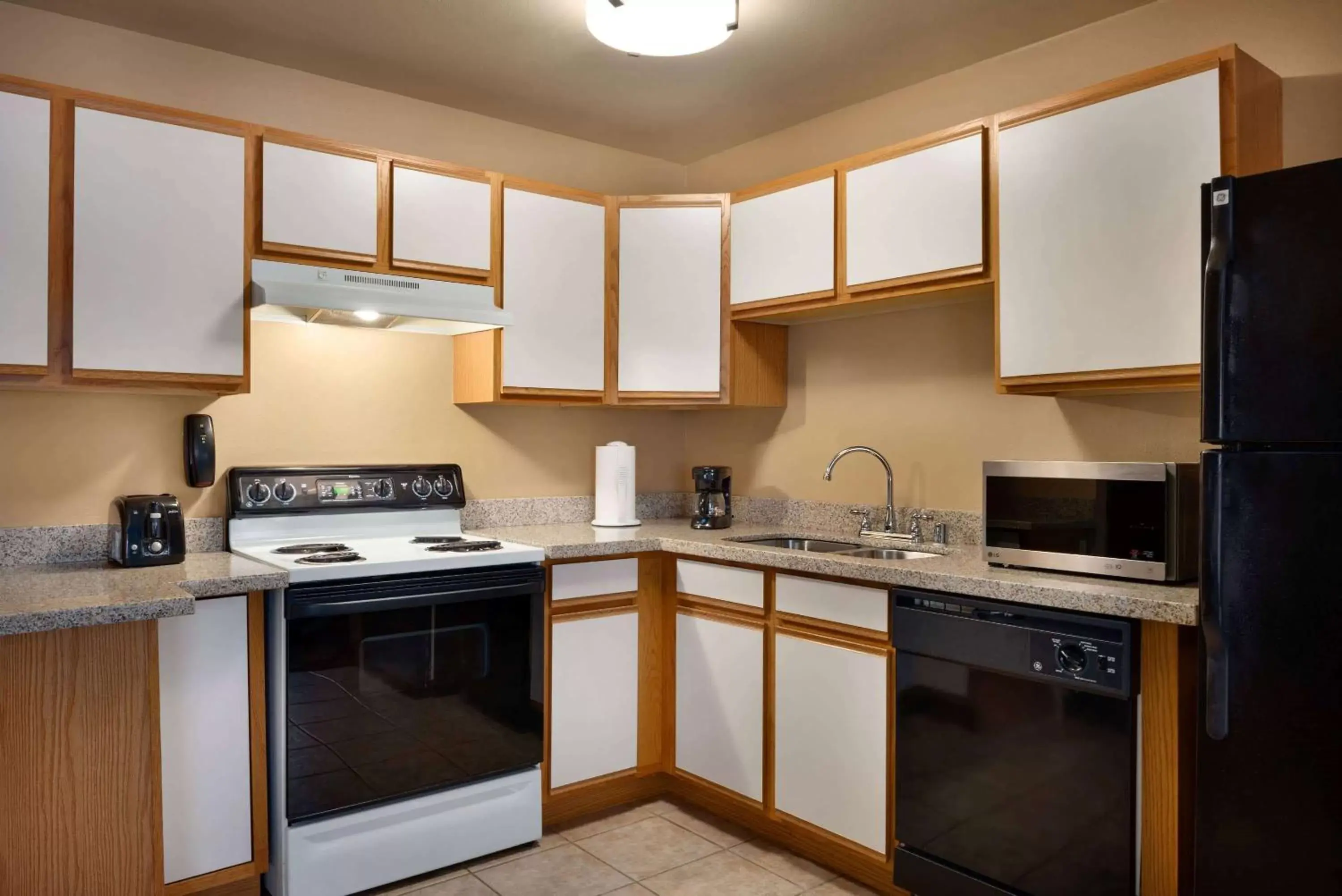 Photo of the whole room, Kitchen/Kitchenette in Hawthorn Suites By Wyndham Oak Creek/Milwaukee Airport