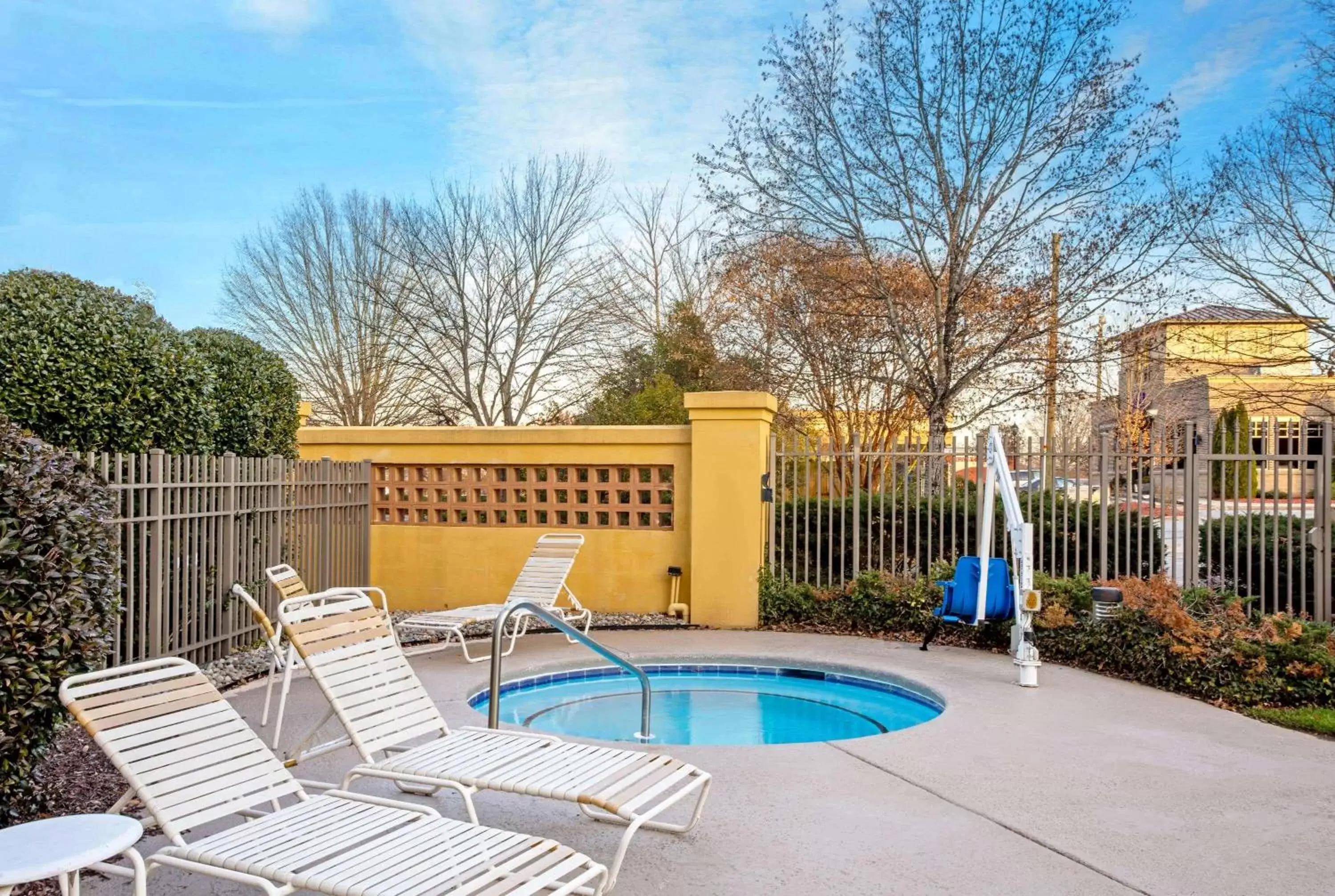 Hot Tub, Swimming Pool in La Quinta by Wyndham Winston-Salem