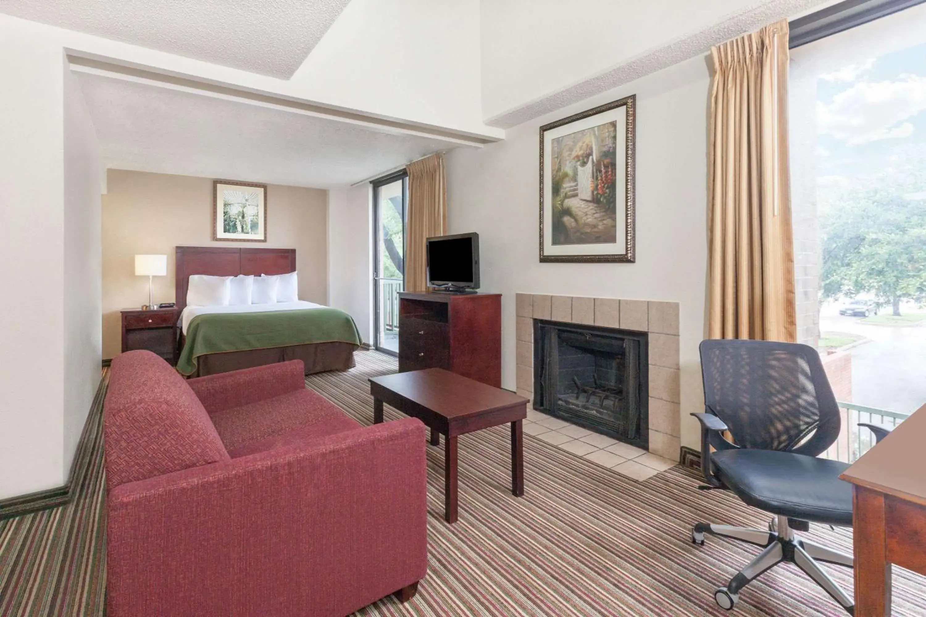 Living room, Seating Area in Hawthorn Suites by Wyndham Richardson