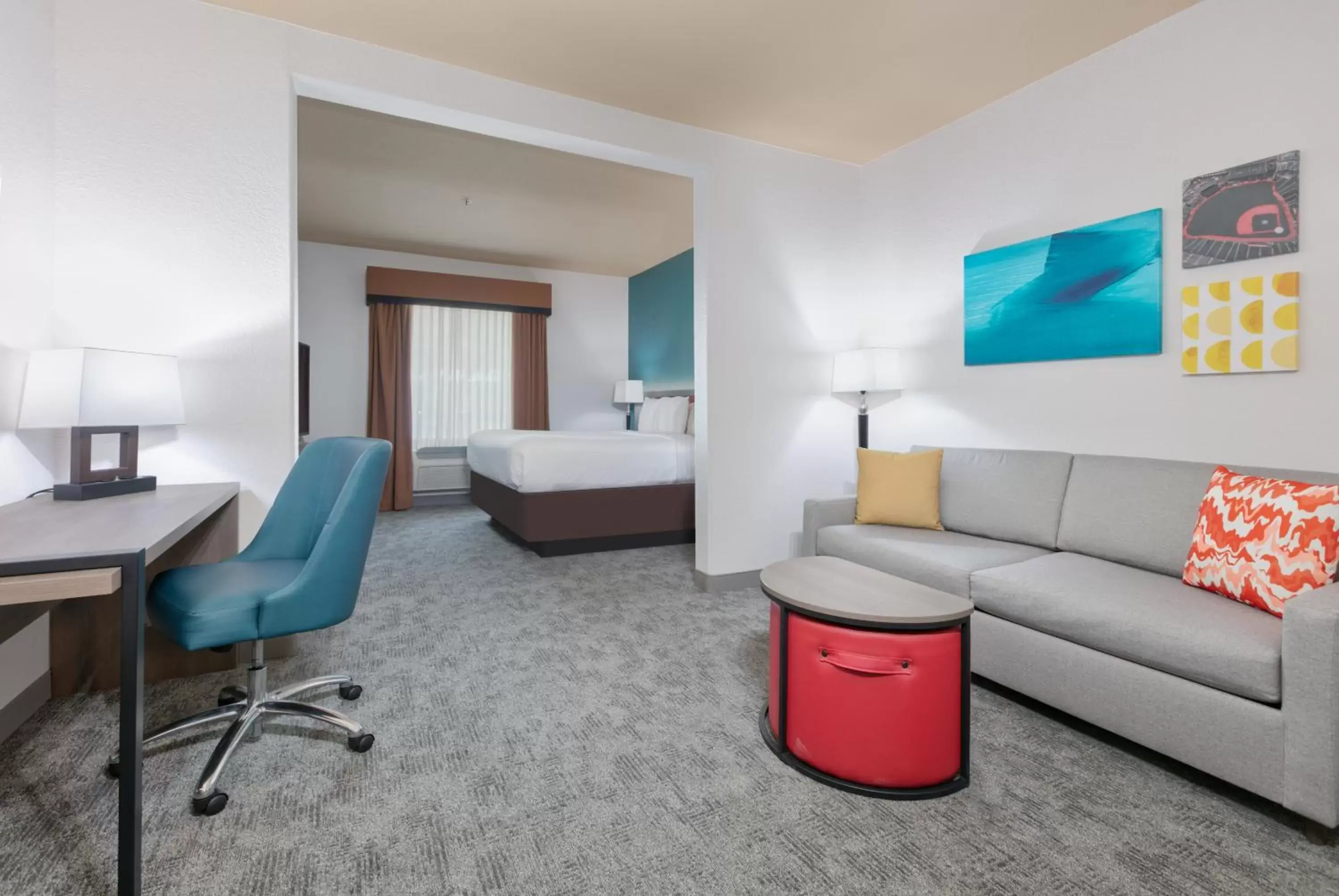 Bed, Seating Area in Comfort Suites Arlington - Entertainment District